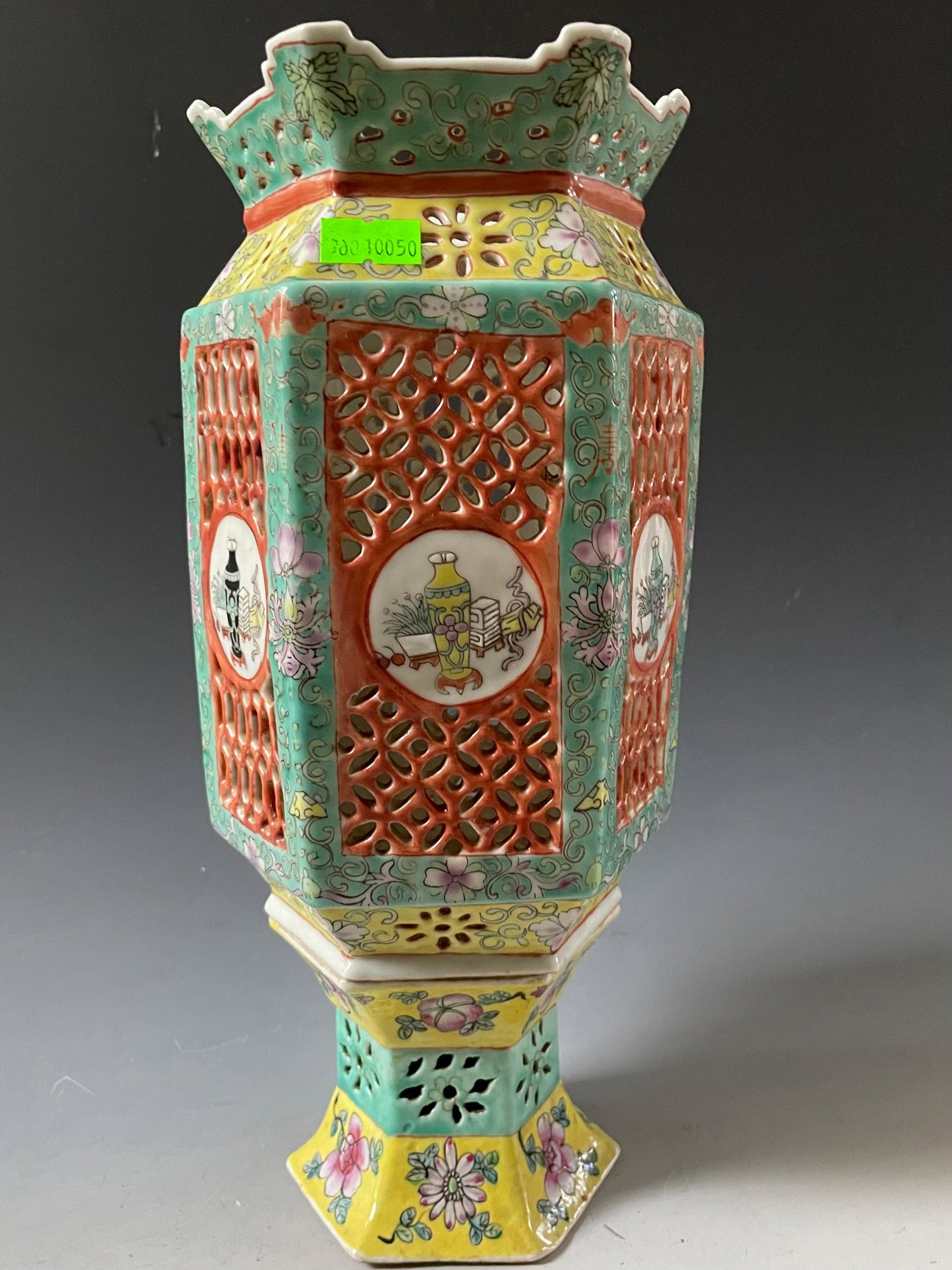 Chinese Antique Famille Porcelain Lamp: Chinese antique famille porcelain lamp, H12in.(30.3cm)