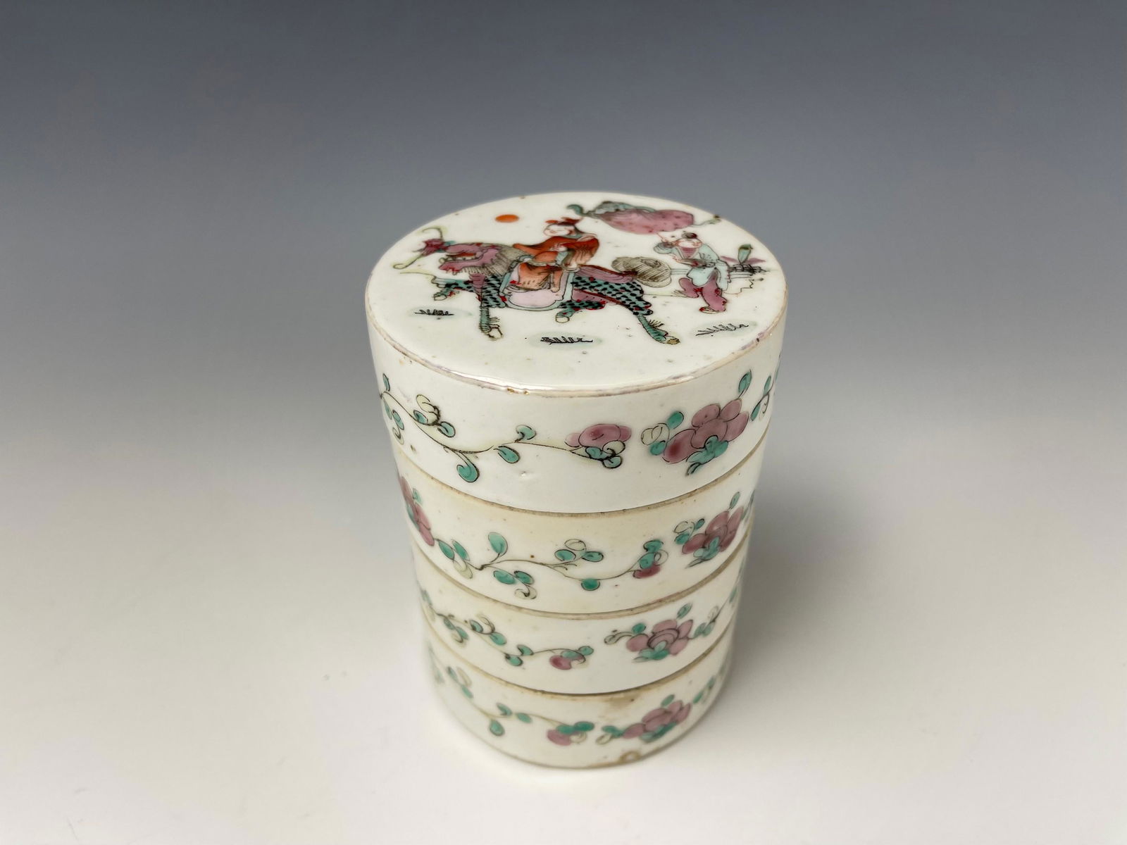 A ROUND FAMILLE ROSE FOUR TIER PORCELAIN BOX (1 of 5)