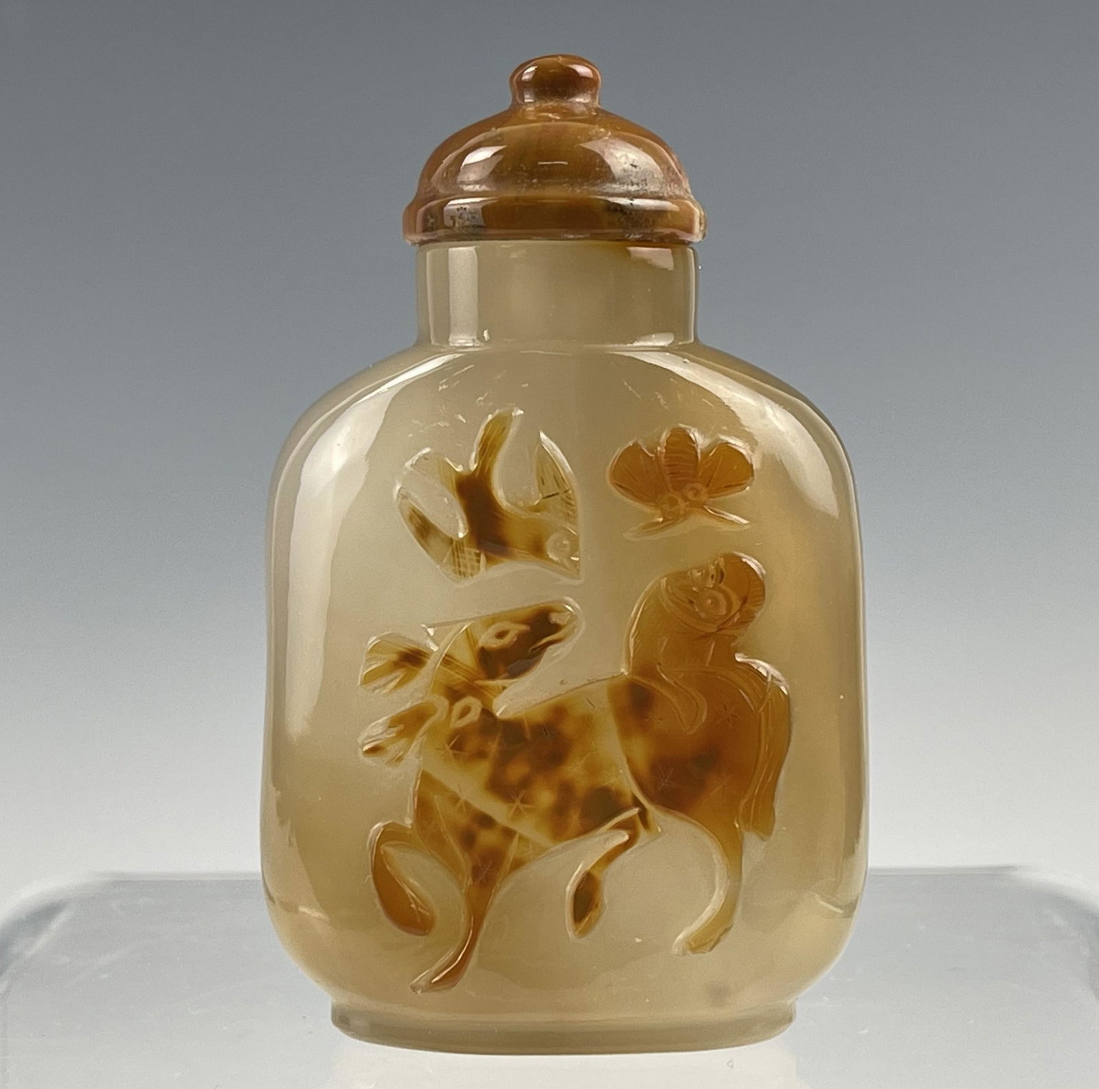 A Chinese Carved Agate Snuff Bottle (1 of 4)