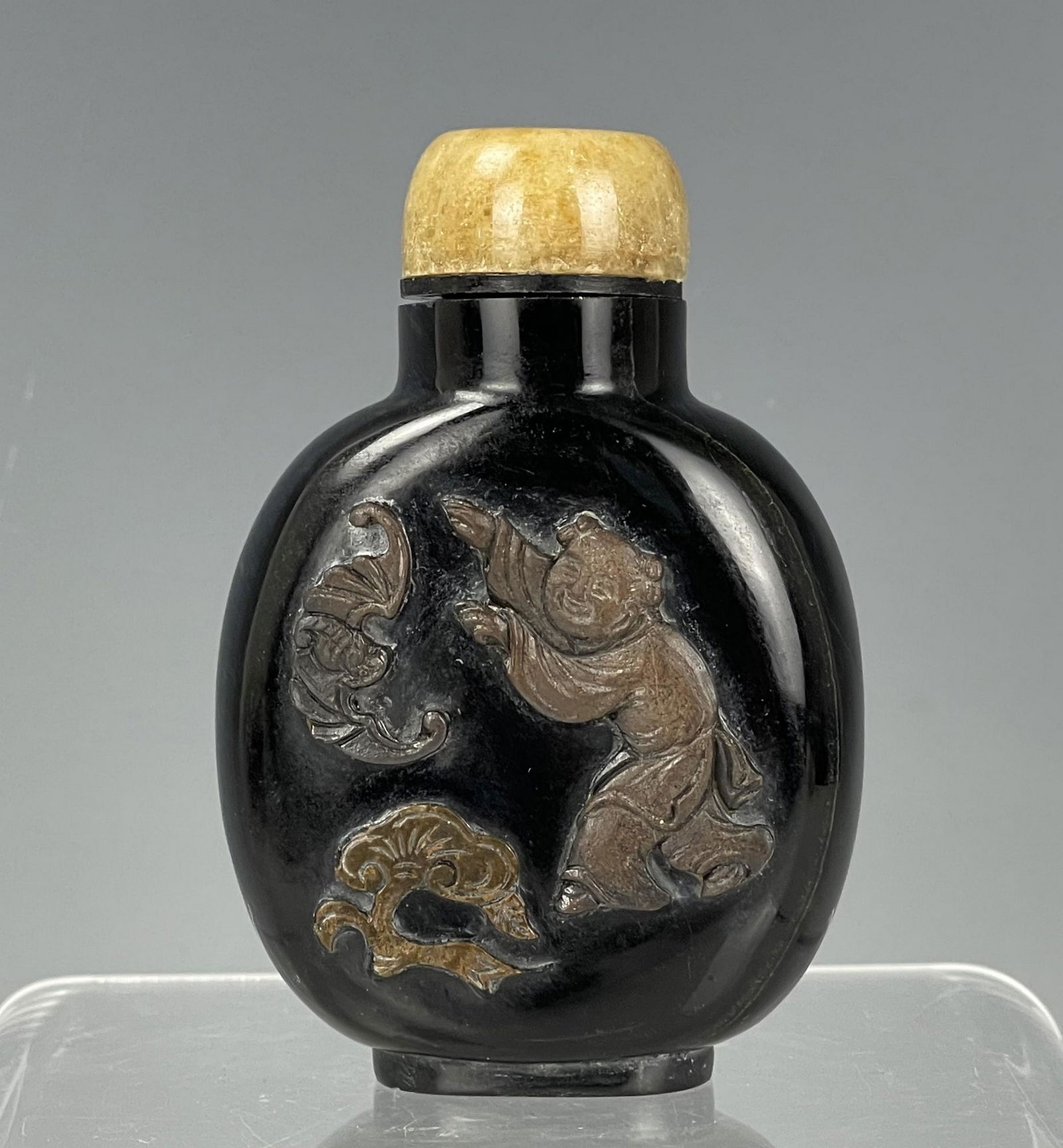A Chinese Carved Black Snuff Bottle (1 of 6)