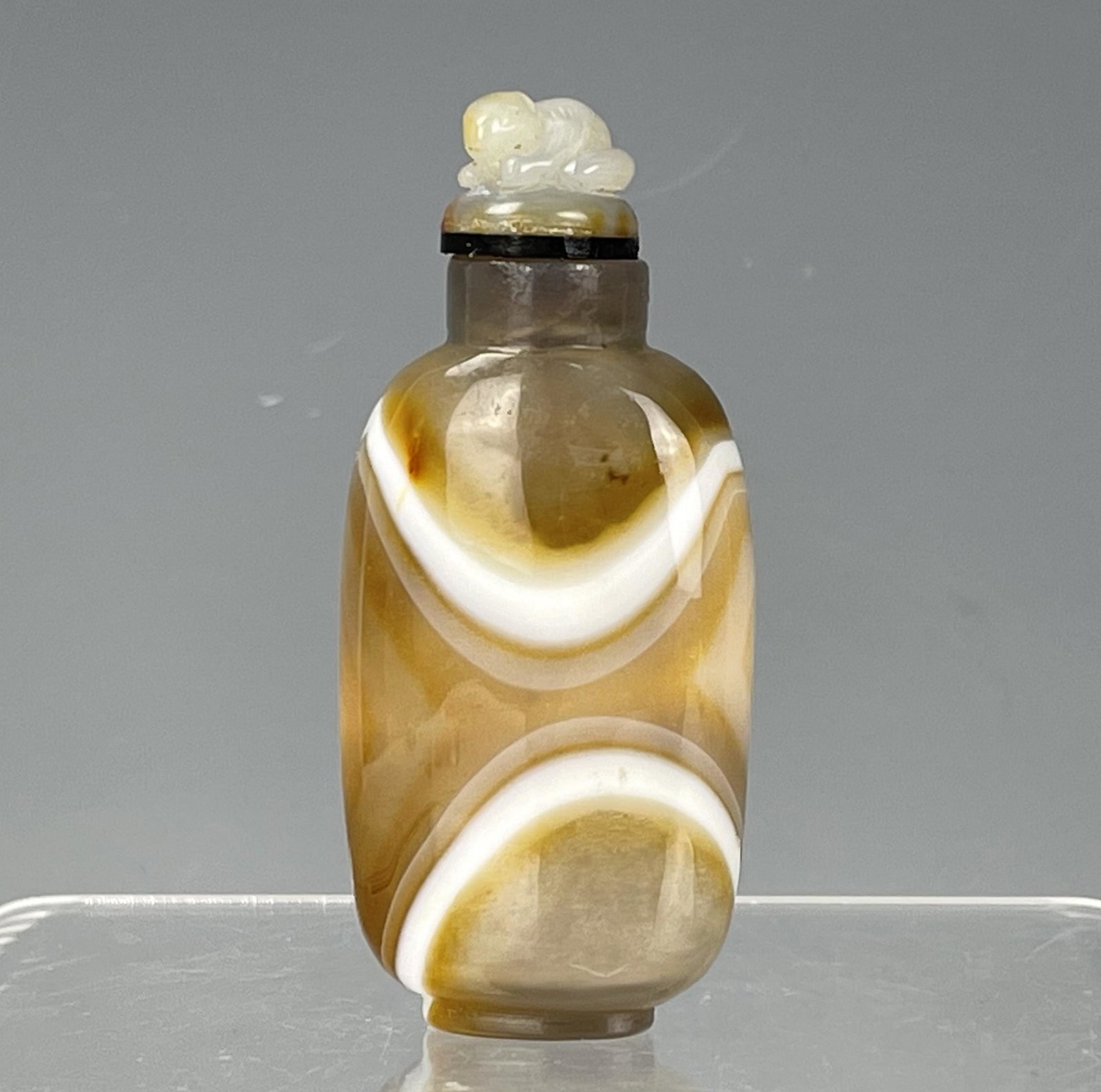 A Chinese Agate Snuff Bottle: A Chinese Agate Snuff Bottle,H 7cm(2.8in.), Preview from Oct. 24th to 28th from 2:00 PM TO 6:00 PM Eastern Time, Location: 15229 Display Court, Rockville MD 20850.