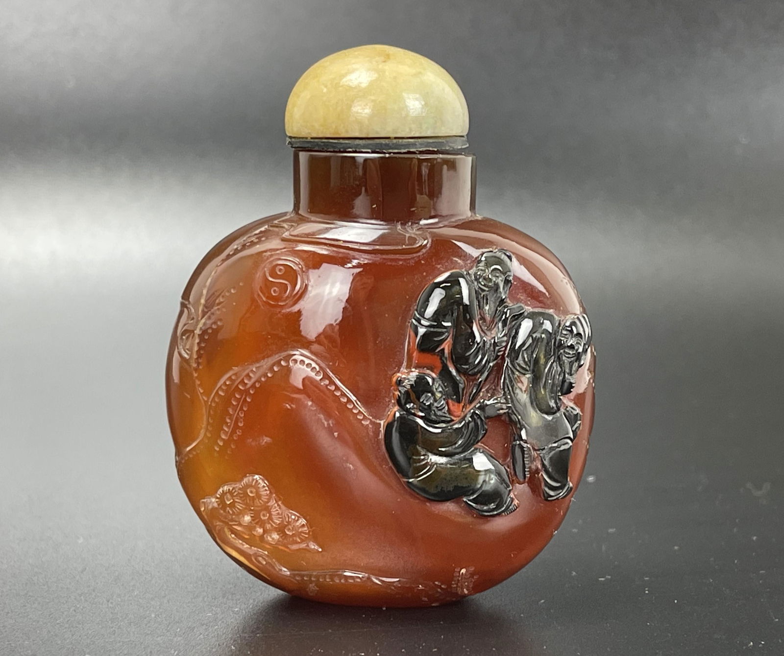 A Chinese Detail Carved Agate Snuff Bottle (1 of 5)