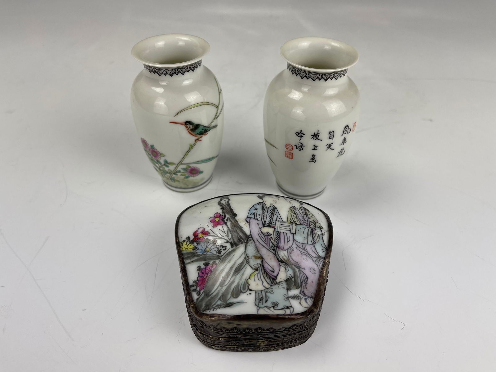 Pair of Famille Rose Porcelain Vase and 1 Box (1 of 9)