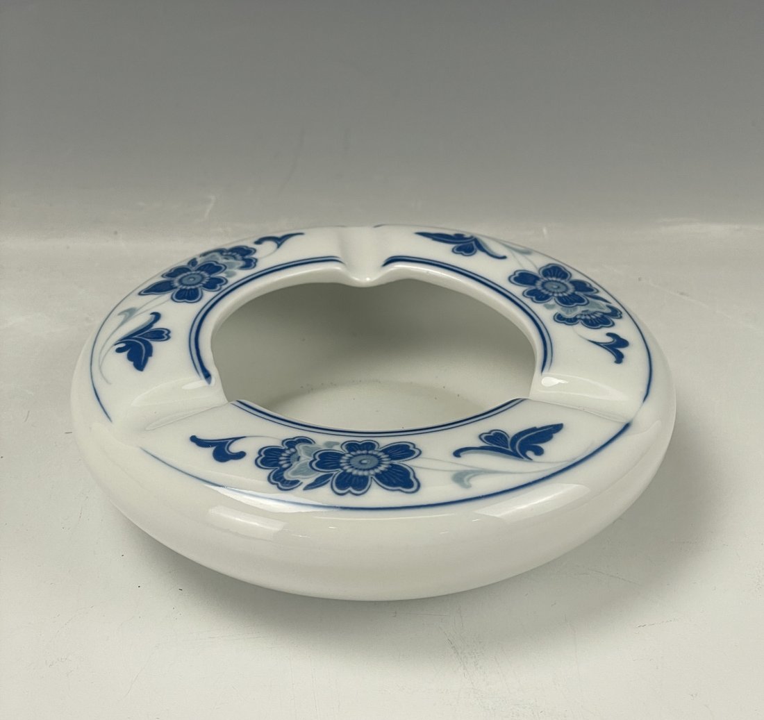Chinese Liling Qunli Blue and White Porcelain Ashtray (1 of 4)