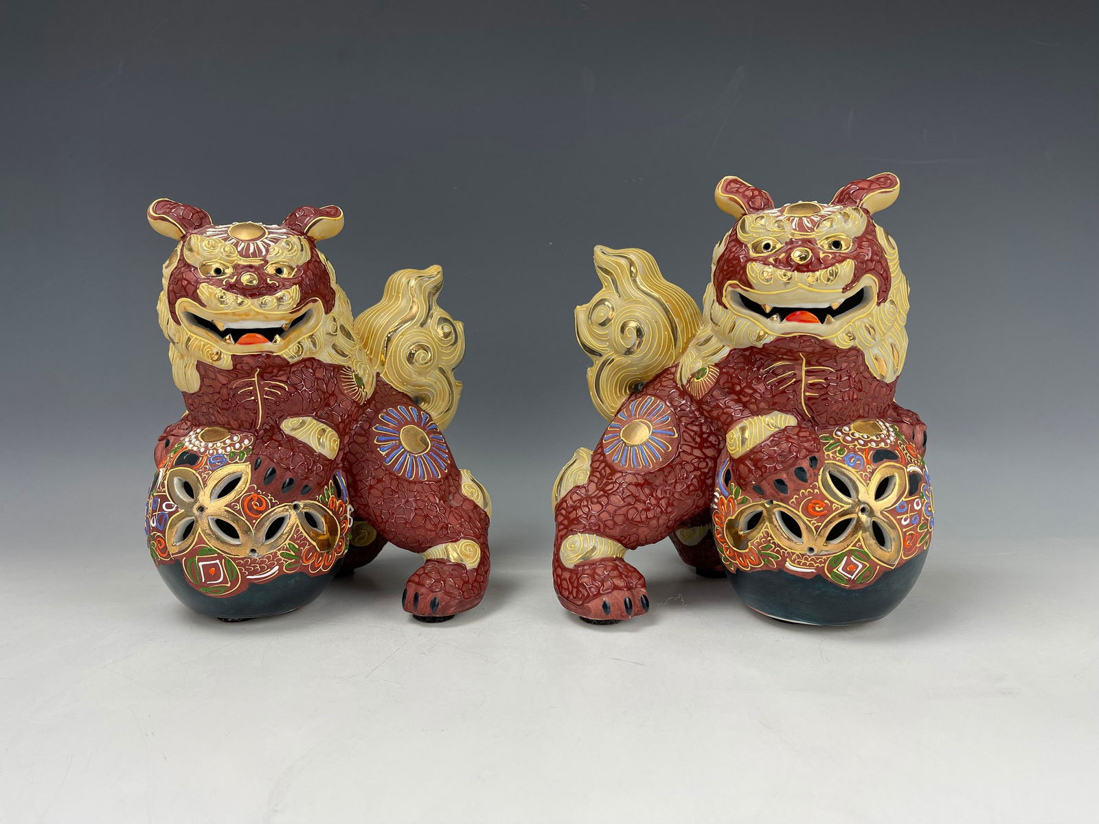 Pair of Japanese Porcelain Lion Foodog Statue (1 of 5)