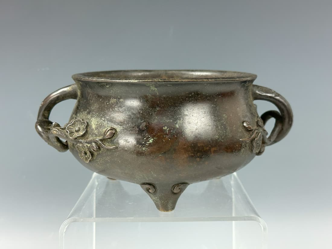 Chinese Bronze Censer With Double Handles With Xuande Mark (1 of 8)