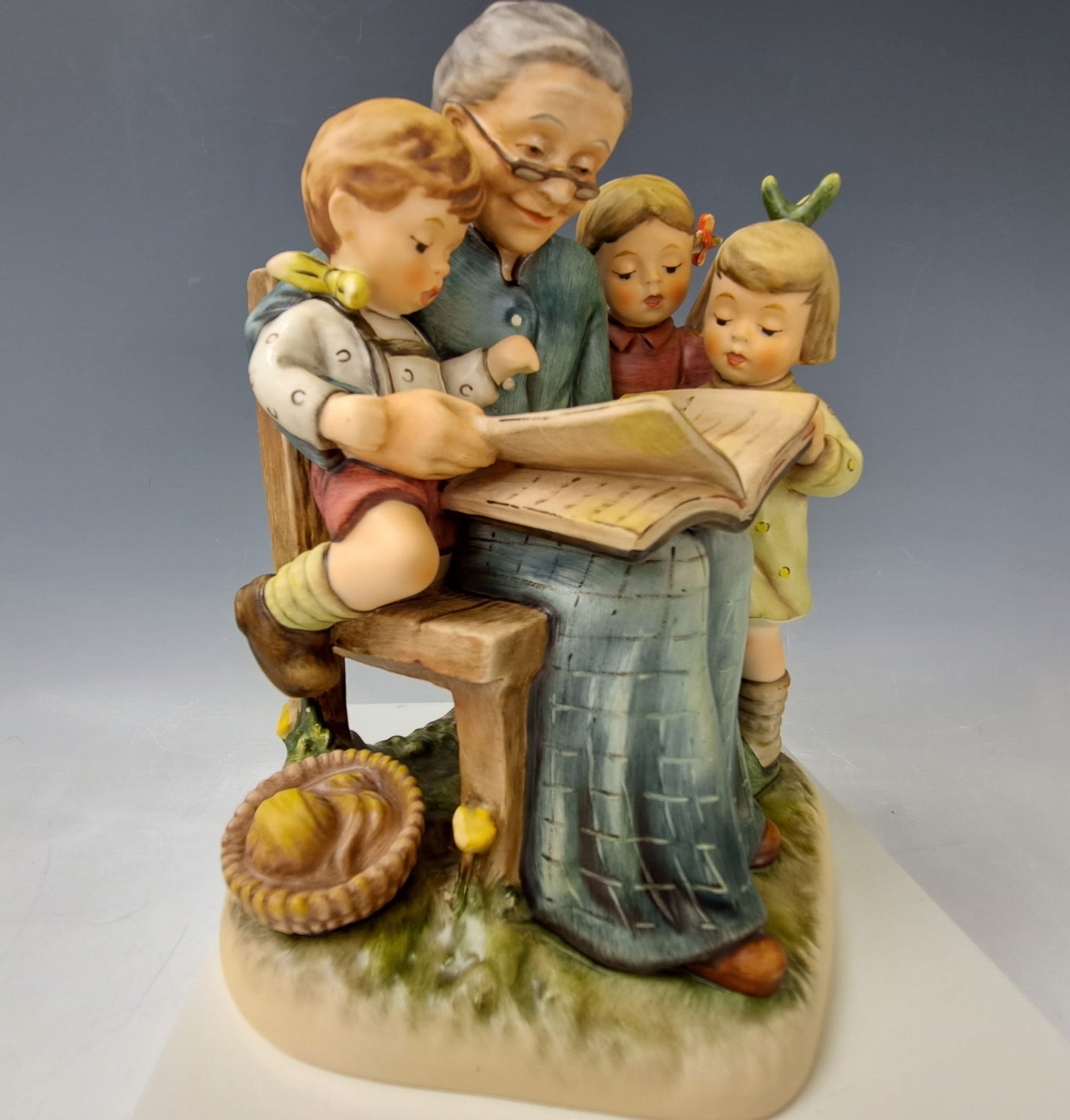 HUMMEL A STORY FROM GRANDMA 620 EXCLUSIVE FIGURE (1 of 7)