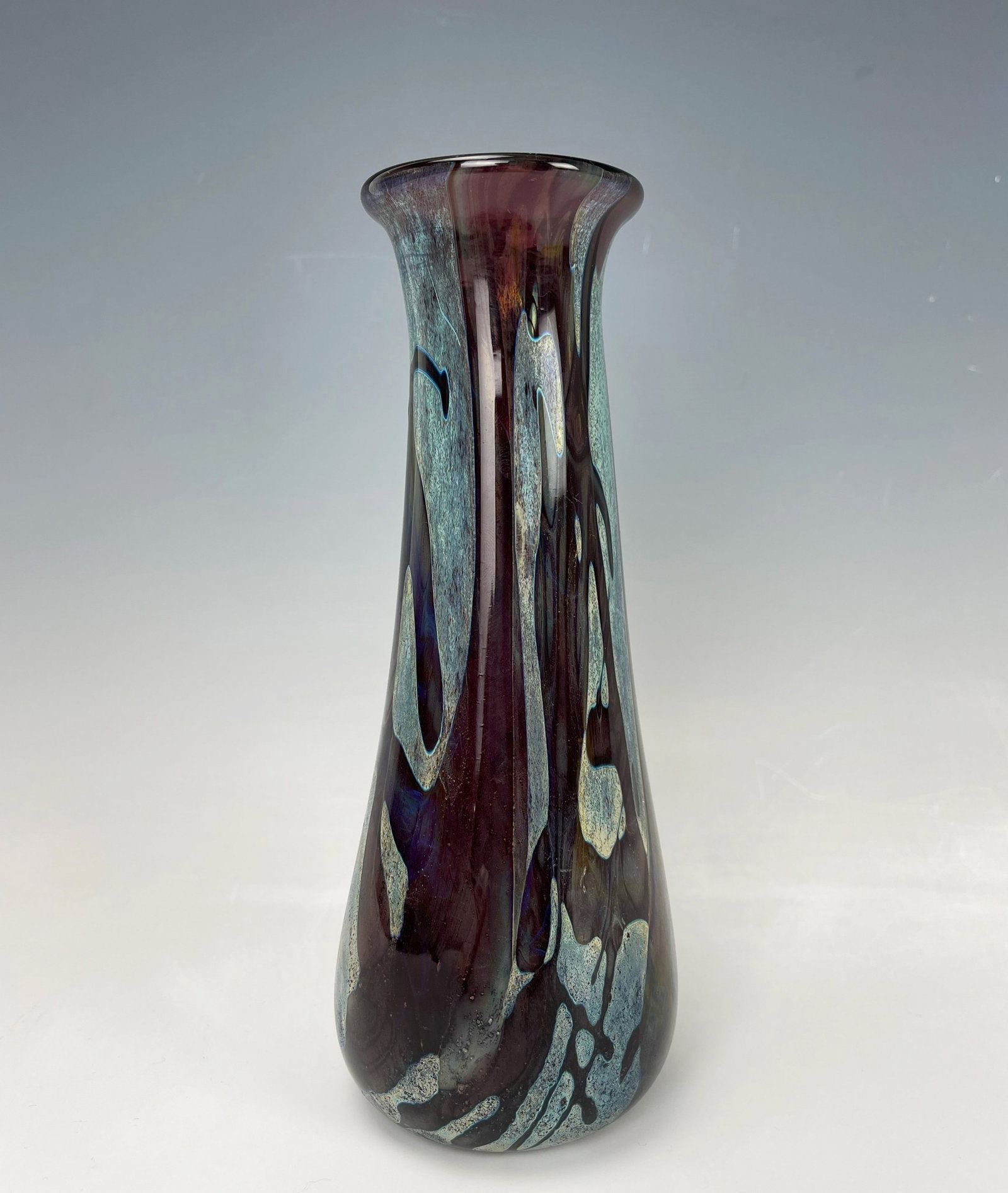 Signed Art Glass Vase: Signed Art Glass Vase, H 19 cm (7.5 in.), Preview from Feb.19th to 23rd from 1:00 PM TO 5:00 PM Eastern Time, Location: 15229 Display Court, Rockville MD 20850.