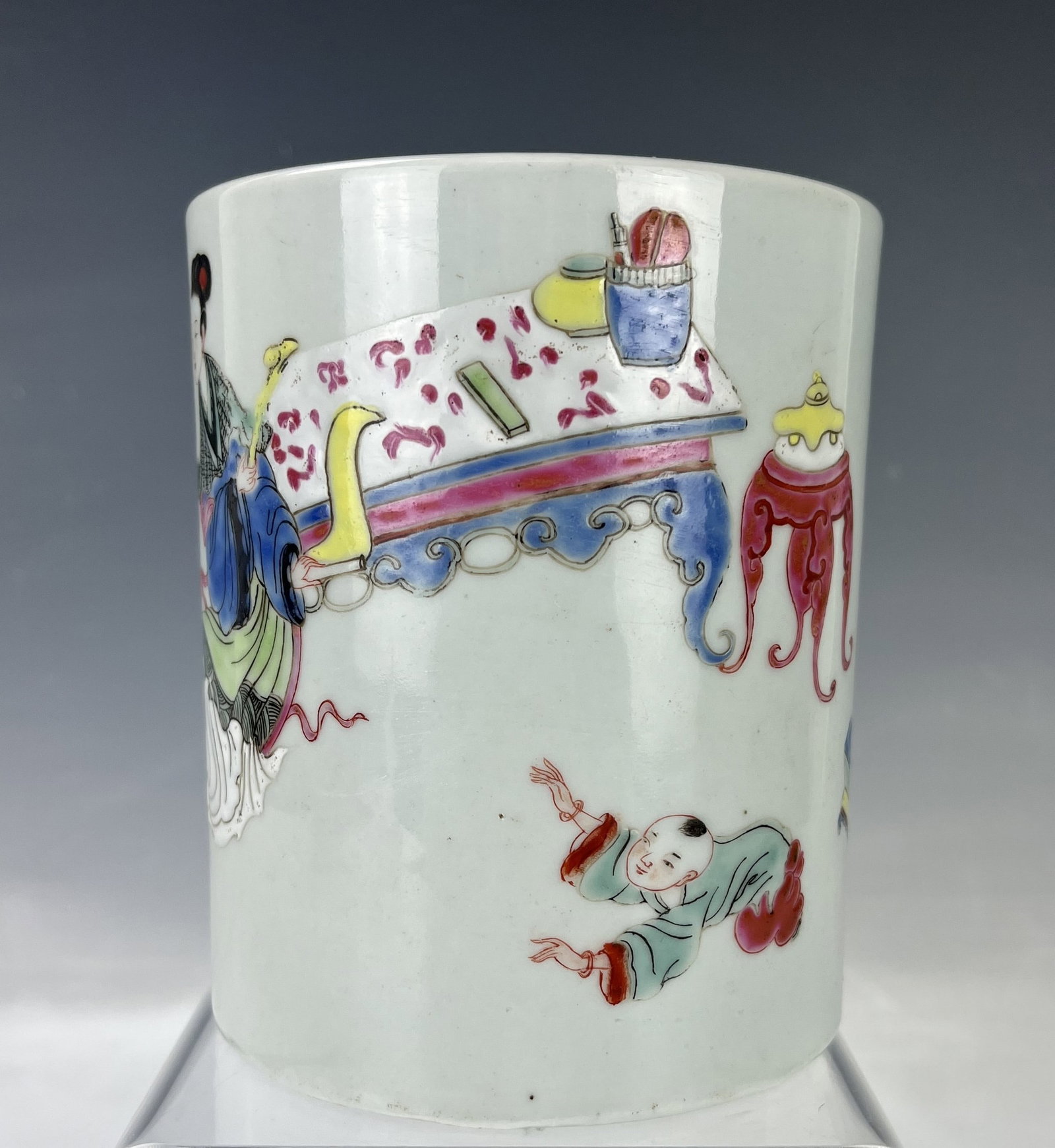 A Chinese Famille Verte Porcelain Brush Pot: A Chinese Famille Verte Porcelain Brush Pot,H 12.3 cm(4.8 in.) x D 10 cm(4 in.), Preview from Apr. 22nd to 26th from 1:00 PM TO 5:00 PM Eastern Time, Location: 15229 Display Court, Rockville MD 20850.