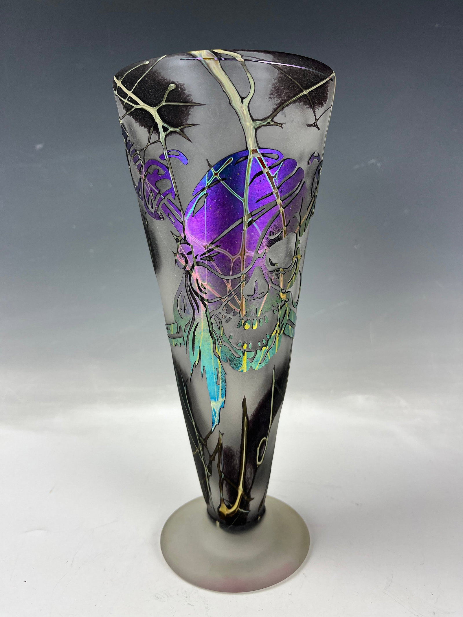 Art Hand Blown Glass Iridized Fan Vase Signed: Art Hand Blown Glass Iridized Fan Vase Signed,H 25 cm(10 in.), Preview from Apr. 22nd to 26th from 1:00 PM TO 5:00 PM Eastern Time, Location: 15229 Display Court, Rockville MD 20850.
