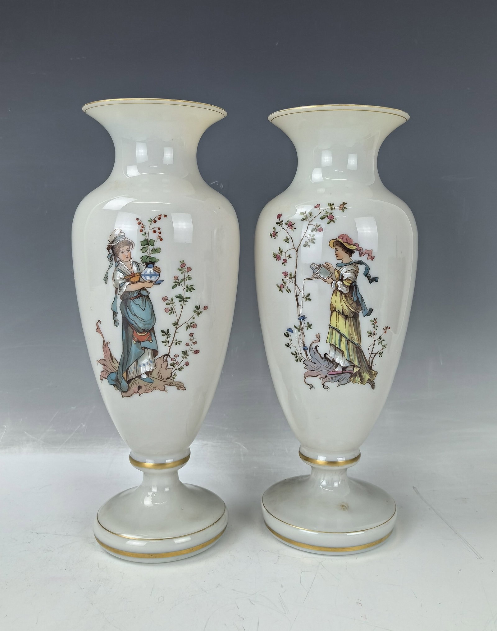 A Pair of Glass Vase: A Pair of Vase Glass, H 26.5 cm (10.5 in.) x2, Preview from May 27th to 31st from 1:00 PM TO 5:00 PM Eastern Time, Location: 15229 Display Court, Rockville MD 20850.
