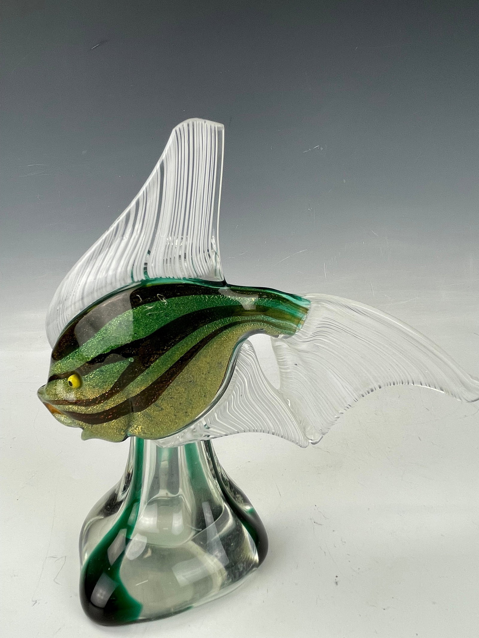 Vintage Murano Styled Glass Fish Green Figurine Sculpture: Vintage Murano Styled Glass Fish Green Figurine Sculpture, H 17.8 cm (7 in.) x W 17 cm (6.7 in.), Preview from May 27th to 31st from 1:00 PM TO 5:00 PM Eastern Time, Location: 15229 Display Court, Roc