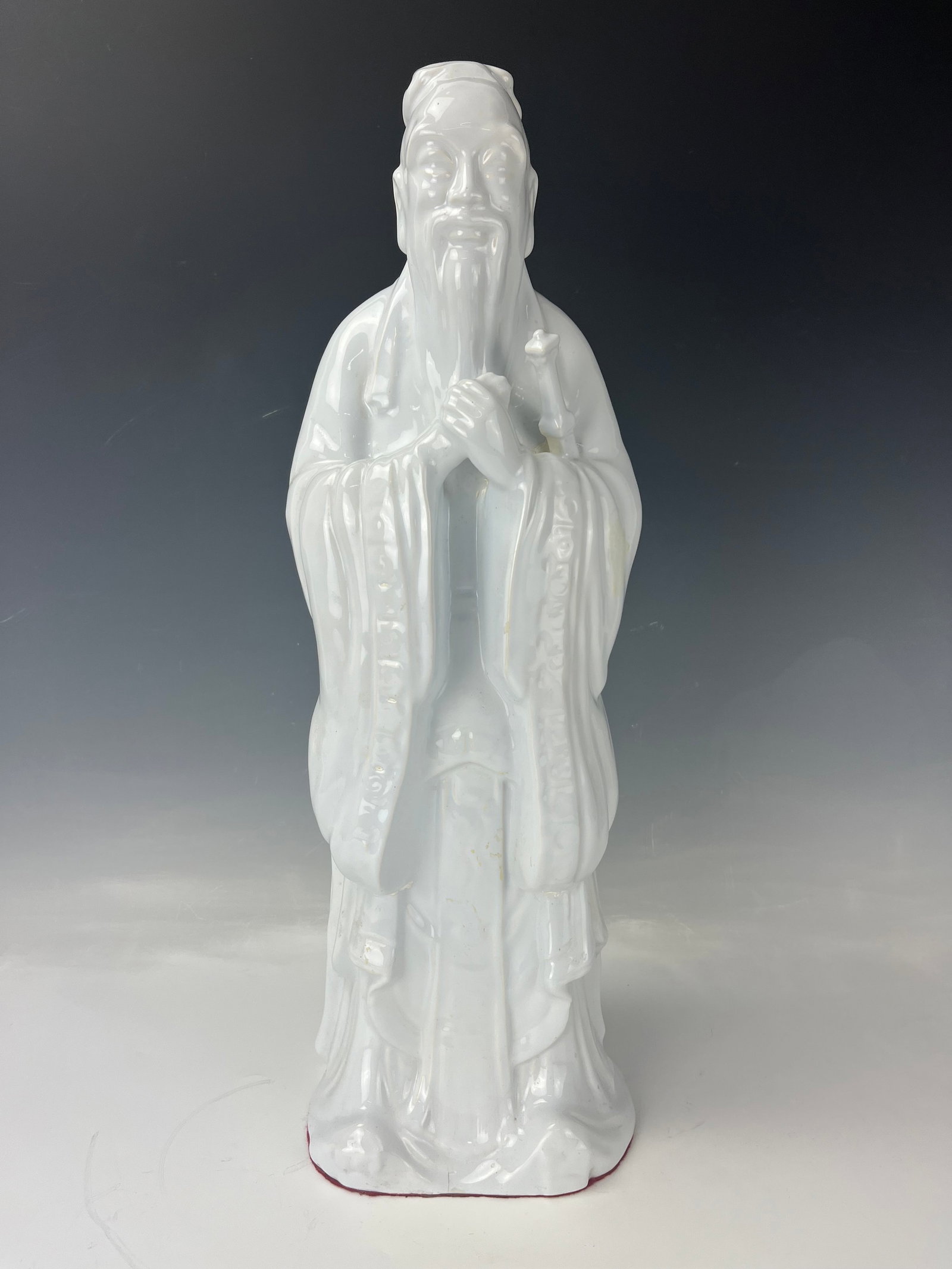 Chinese Porcelain Confucius Figure: Chinese Porcelain Confucius Figure . Dimensions: H 45.7 cm (18 in.) x W 16.5 cm (6.5 in.) x L 12.7 cm (5 in.). Preview from Aug 26th to 30th from 1:00 PM TO 5:00 PM Eastern Time, Location: 15229 Displ