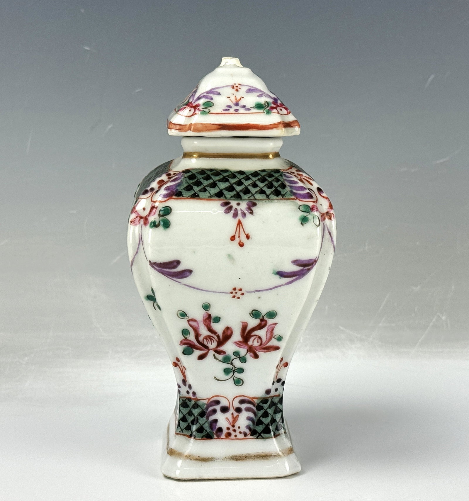 Antique Chinese Famille Rose Porcelain Vase with Lid: Antique Chinese Famille Rose Porcelain Vase with Lid, H 14 cm( 5.2in.) , Provenance: Washington DC Artist Juichi Kamikawa's collection. Preview from October. 14th to 18th from 1:00 PM TO 5:00 PM Easte