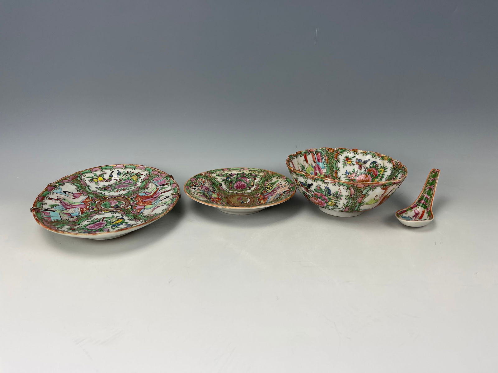 Group of 4 Chinese Rose Medallion Porcelain Tableware (1 of 12)