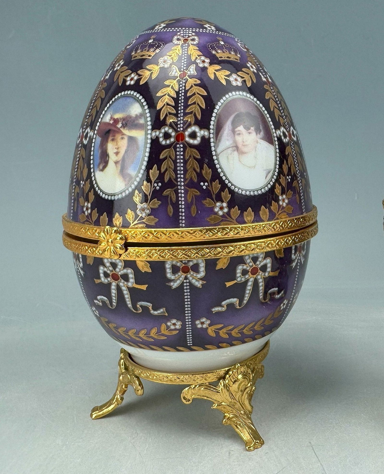 A LIMOGES China Egg Shaped Footed Trinket Box (1 of 4)