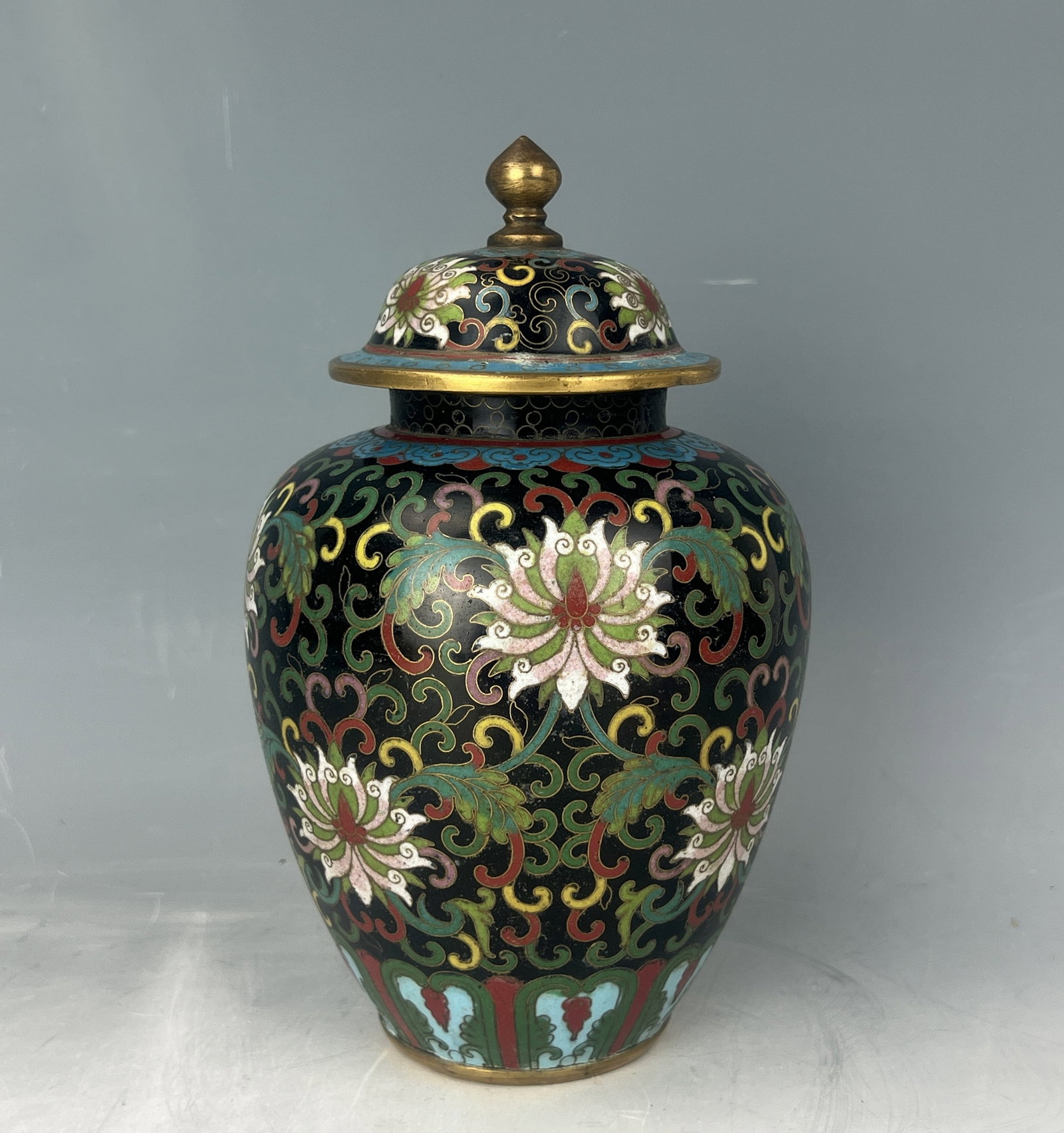 Vintage Chinese Cloisonne Jardinere Lidded: Vintage Chinese Cloisonne Jardinere Lidded. H 23 cm(9 in.).Preview from Apr. 21st to 25th from 1:00 PM TO 5:00 PM Eastern Time, Location: 15229 Display Court, Rockville MD 20850.
