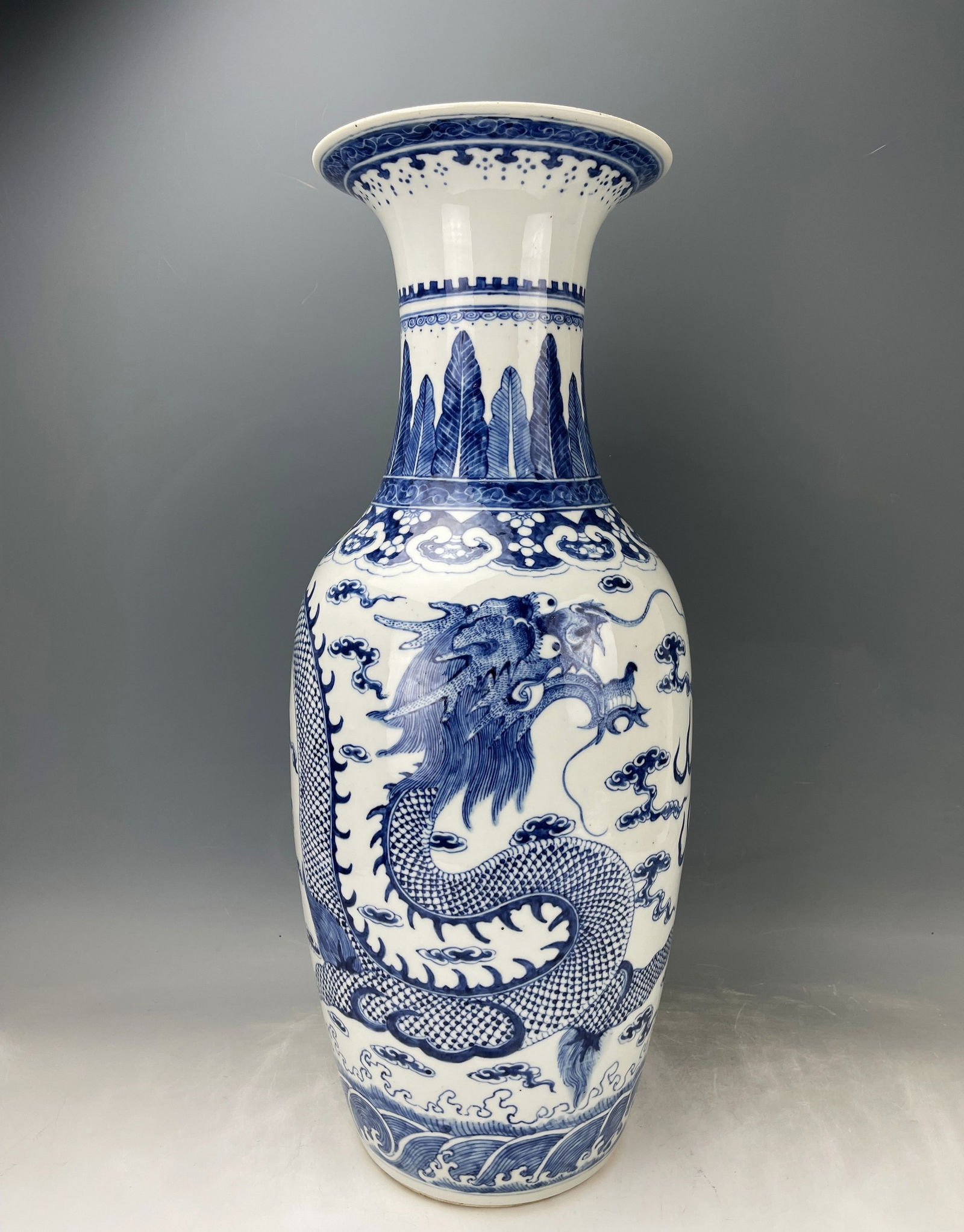 A Chinese Blue and White Dragon Porcelain Big Vase (1 of 8)