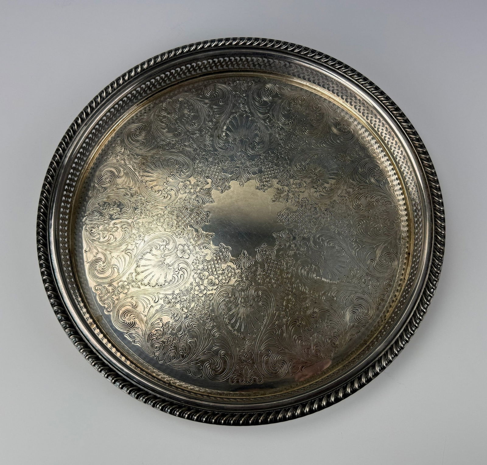A Vintage Wm Rogers Silver Plated Ornate Floral Tray (1 of 4)