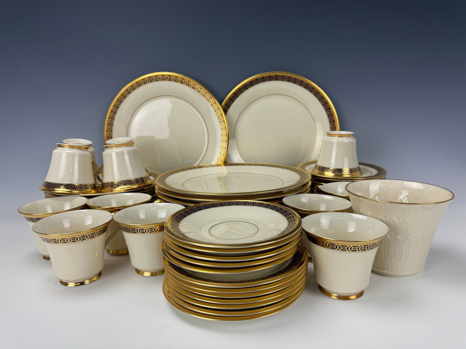 Set of 60 Lenox Tudor Bone China Blue and Gold Rim Tableware: Set of 60 Lenox Tudor Bone China Blue and Gold Rim Tableware, Large Plate D 27 cm(10.5 in.), Mediam Plate D 20 cm(8 in.), Small Plate D 16 cm(6.3 in.),teacup D 9.5 cm(3.8 in.).Preview from Dec.15th to