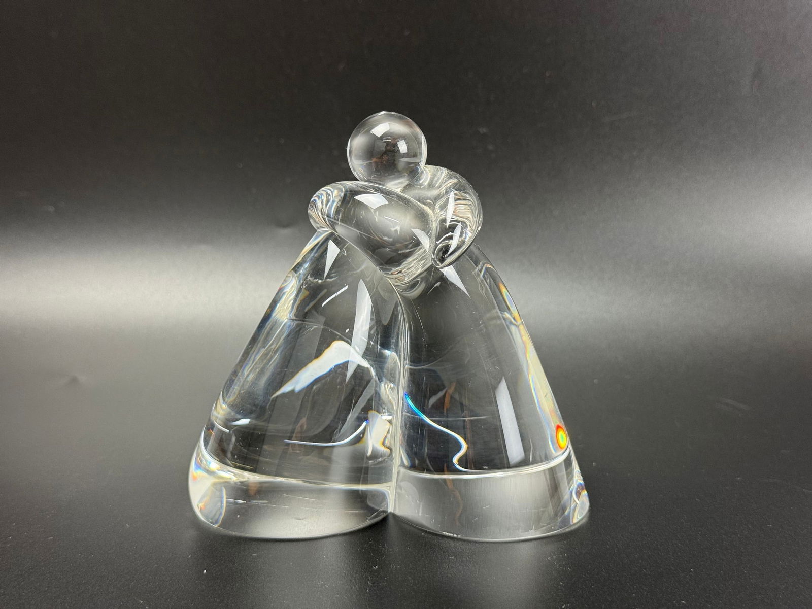 Steuben Kiss Figurine Couple Art Glass Sculpture Signed: Steuben Kiss Figurine Couple Art Glass Sculpture Signed Katherine De Sousa, H 11 cm(4.3 in.).,Preview from Dec.15th to 19th from 1:00 PM TO 5:00 PM Eastern Time, Location: 15229 Display Court, Rockvil