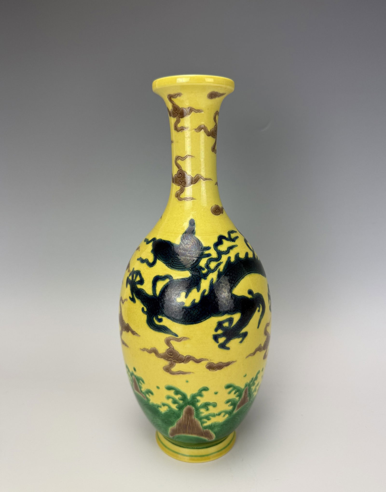 A Chinese Yellow Glazed Vase with Dragon Hongzhi Mark (1 of 7)