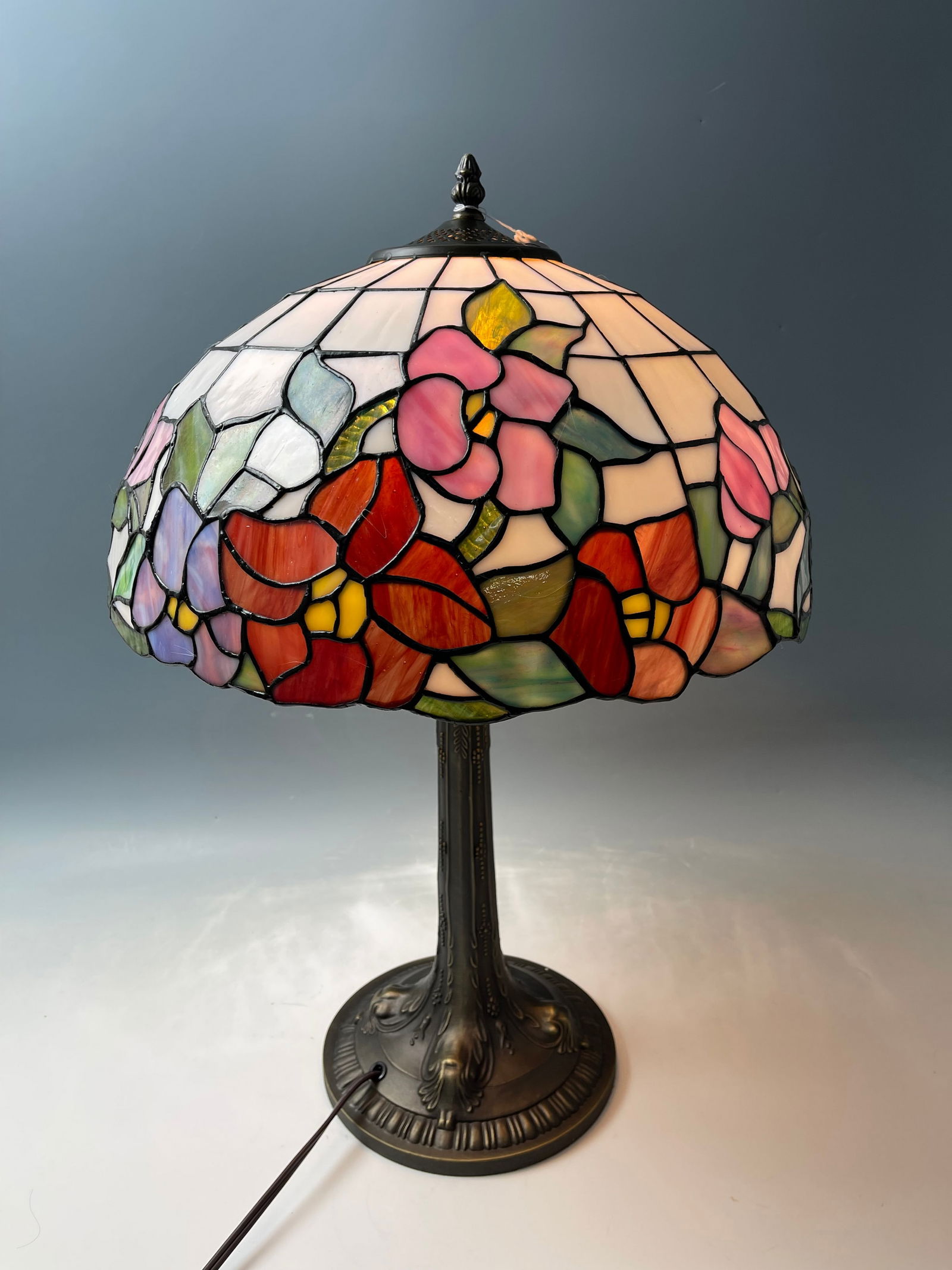Vintage Table Lamp Tiffany Style Leaded Glass (1 of 4)