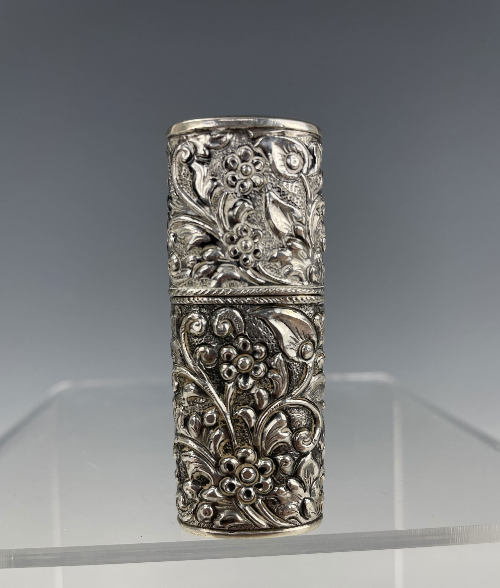 Vintage Victorian Silver Lighter: Vintage Victorian Silver Lighter.size 5 x 2.2 x 1.3 cm,weight 30 g.Preview from Apr 20th to 24th from 1:00 PM TO 5:00 PM Eastern Time, Location: 15229 Display Court, Rockville, MD 20850.