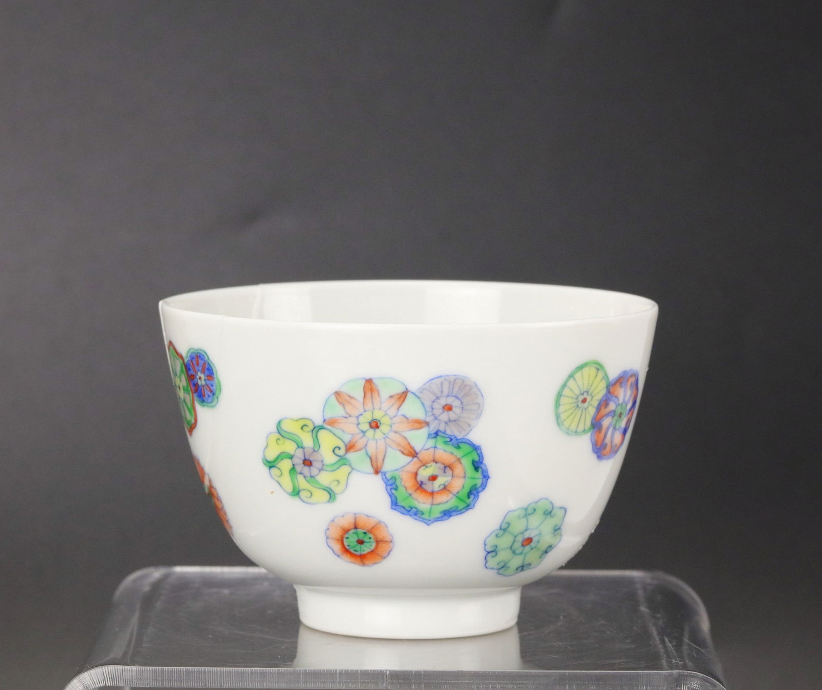 Chinese Doucai Porcelain Teacup with Floral Balls Yongzheng Mask (1 of 5)