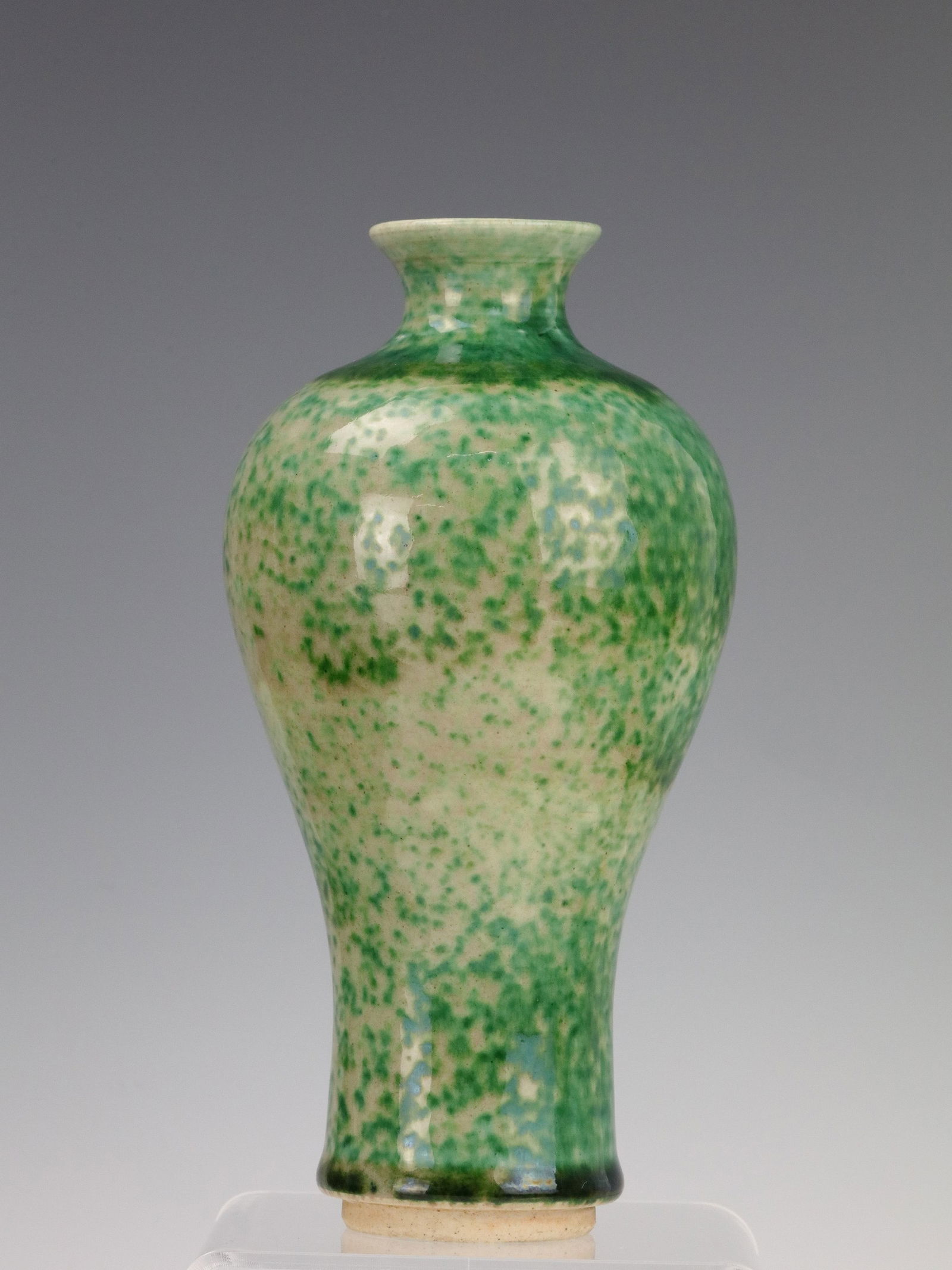 Chinese Peach Bloom Glazed Porcelain Meiping Vase with Green Dots: Peach Bloom glazed Meiping vase with green dots, H 18.4 cm (7.3 in) . Preview from Apr 20th to 24th from 1:00 PM TO 5:00 PM Eastern Time, Location: 15229 Display Court, Rockville, MD 20850.
