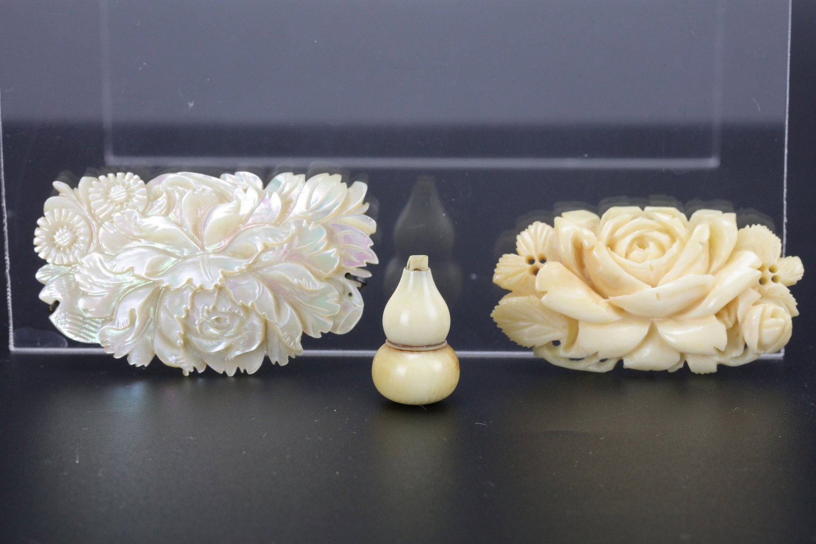 Vintage Mother of Pearl Shimmer Roses Carved Flowers Floral Brooch Pendant(3 pcs): Mother of Pearl Shimmer Roses Carved Flowers Floral Brooch Pendant(3 pcs).Brooches (2pc) size 6cm(2.4in) x 3.5cm(1.4in) and Gourd H2.5cm(1 in).Preview from Apr 20th to 24th from 1:00 PM TO 5:00 PM Eas