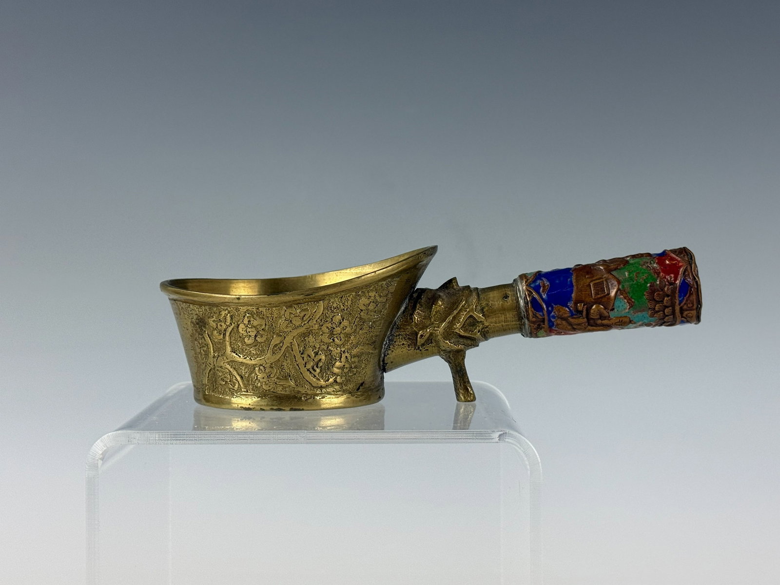 A Vintage Chinese Brass Silk Iron: A Vintage Chinese Brass Silk Iron. L15cm (5.9in) x W6cm (2.4in) . Preview from Apr 20th to 24th from 1:00 PM TO 5:00 PM Eastern Time, Location: 15229 Display Court, Rockville, MD 20850.