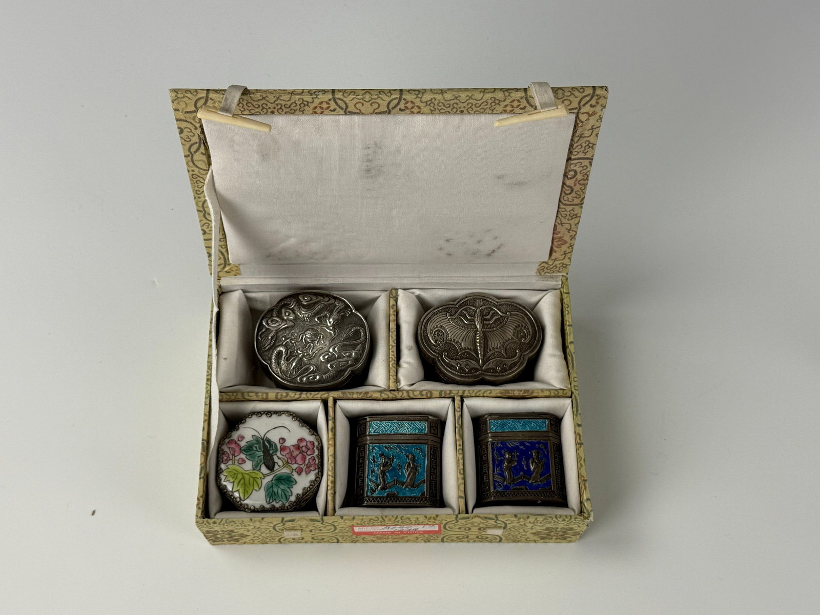 A set of Vintage Chinese Trinket or Pill Boxes 5 pic: A set of Vintage Chinese Trinket or Pill Boxes 5pc. H 3cm and H 5 cm(2in). Preview from Apr 20th to 24th from 1:00 PM TO 5:00 PM Eastern Time, Location: 15229 Display Court, Rockville, MD 20850.