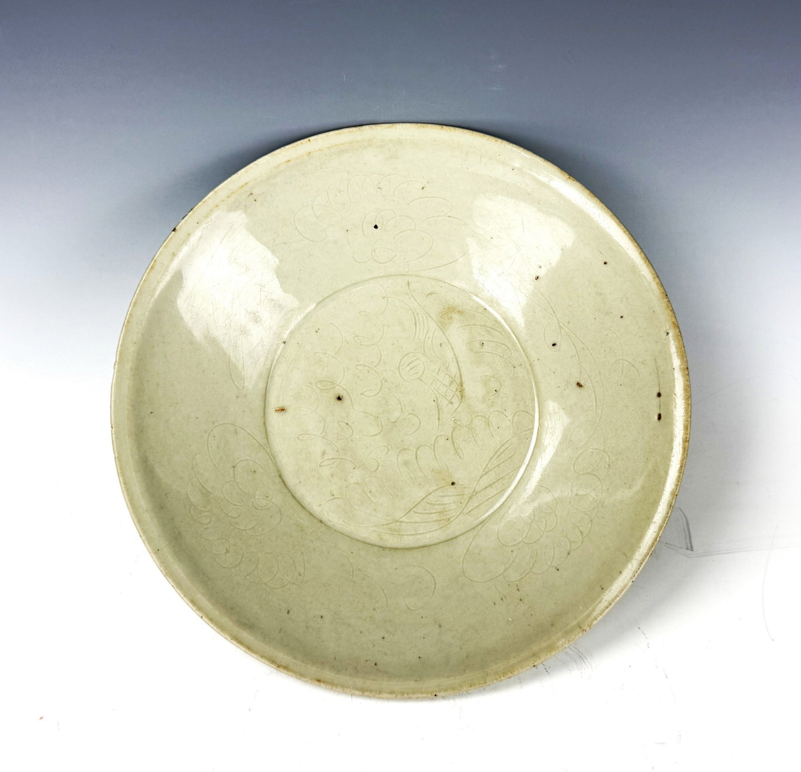 Chinese Ming Danasty Swatow Ware Bowl with Incised Fish Motif (1 of 3)