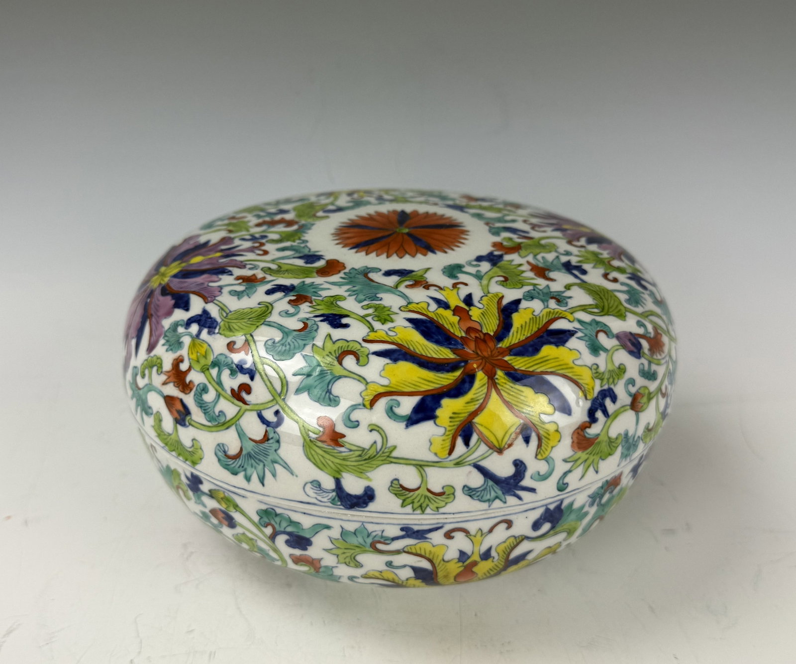 Chinese Famille Rose Porcelain Big Box lidded with Daoguang Mark (1 of 6)