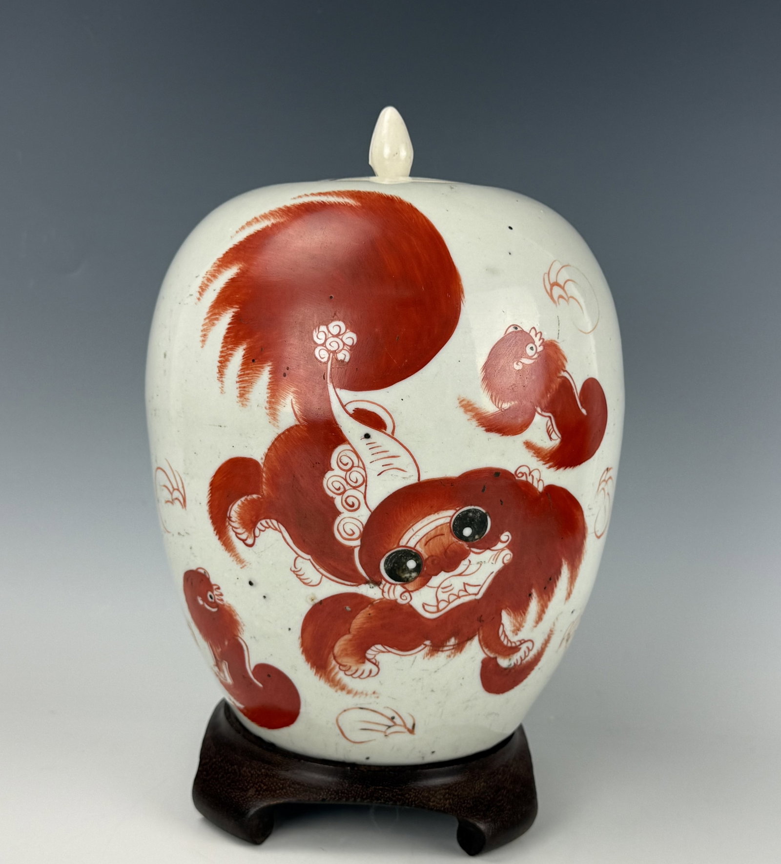 Antique Chinese Red Glaze Foo Dog Porcelain Ginger Jar Lidded: Antique Chinese Red Glaze Foo Dog Porcelain Ginger Jar Lidded. H 24cm(9.4in.). Preview from June 22nd to 26th from 1:00 PM TO 5:00 PM Eastern Time, Location: 15229 Display Court, Rockville, MD 20850.