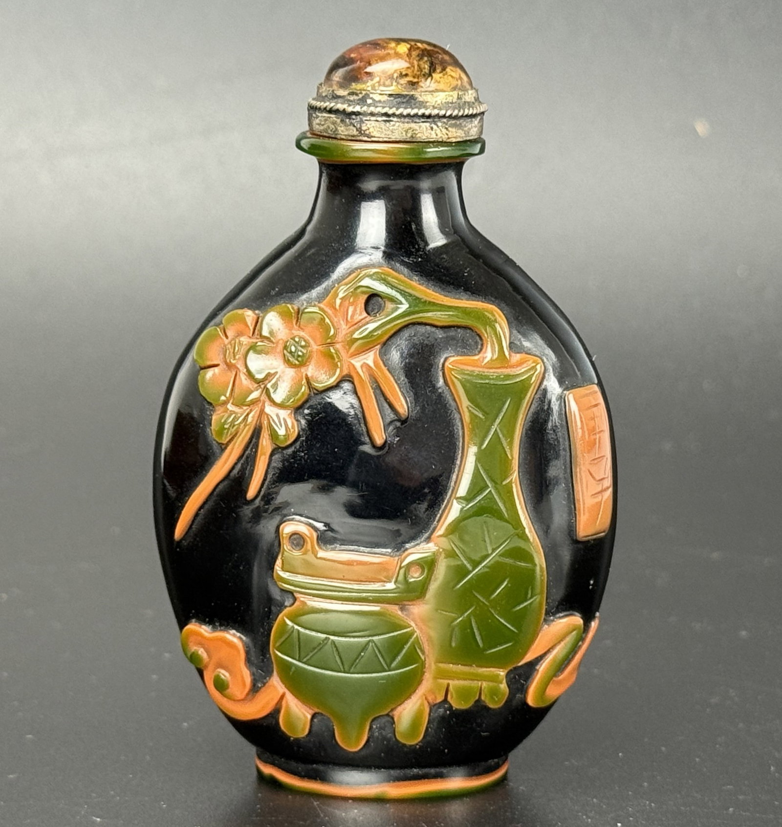 A Chinese Overlay Glass Snuff Bottle (1 of 6)