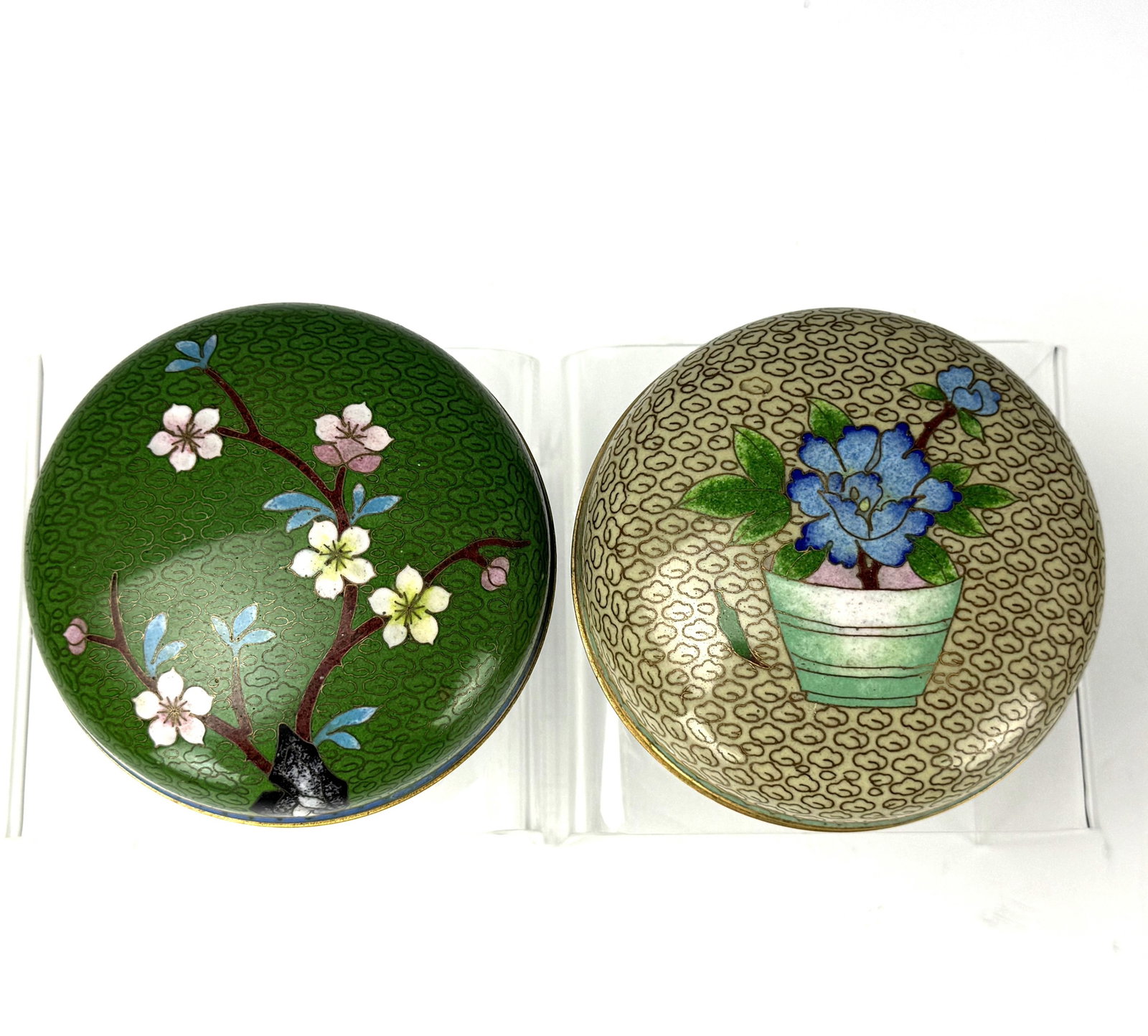Two Vintage Chinese Cloisonne Enamel Trinket Boxes: Two Vintage Chinese Cloisonne Enamel Trinket Boxes. D10 cm(3.9in.) x H 5 cm(1.9in.) x2 . Preview from June 22nd to 26th from 1:00 PM TO 5:00 PM Eastern Time, Location: 15229 Display Court, Rockville,