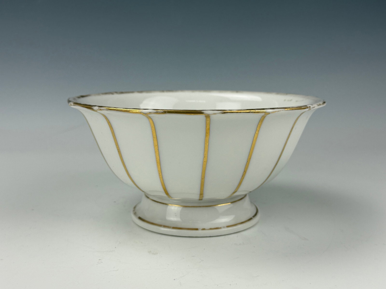 19th Century French Neoclassical Vieux Paris Bowl: 19th Century French Neoclassical Vieux Paris Bowl. D 19.5 cm( 7.6in.) x H 9.5 cm ( 3.7in.). Preview from Aug 24th to 28th from 1:00 PM TO 5:00 PM Eastern Time, Location: 15229 Display Court, Rockville