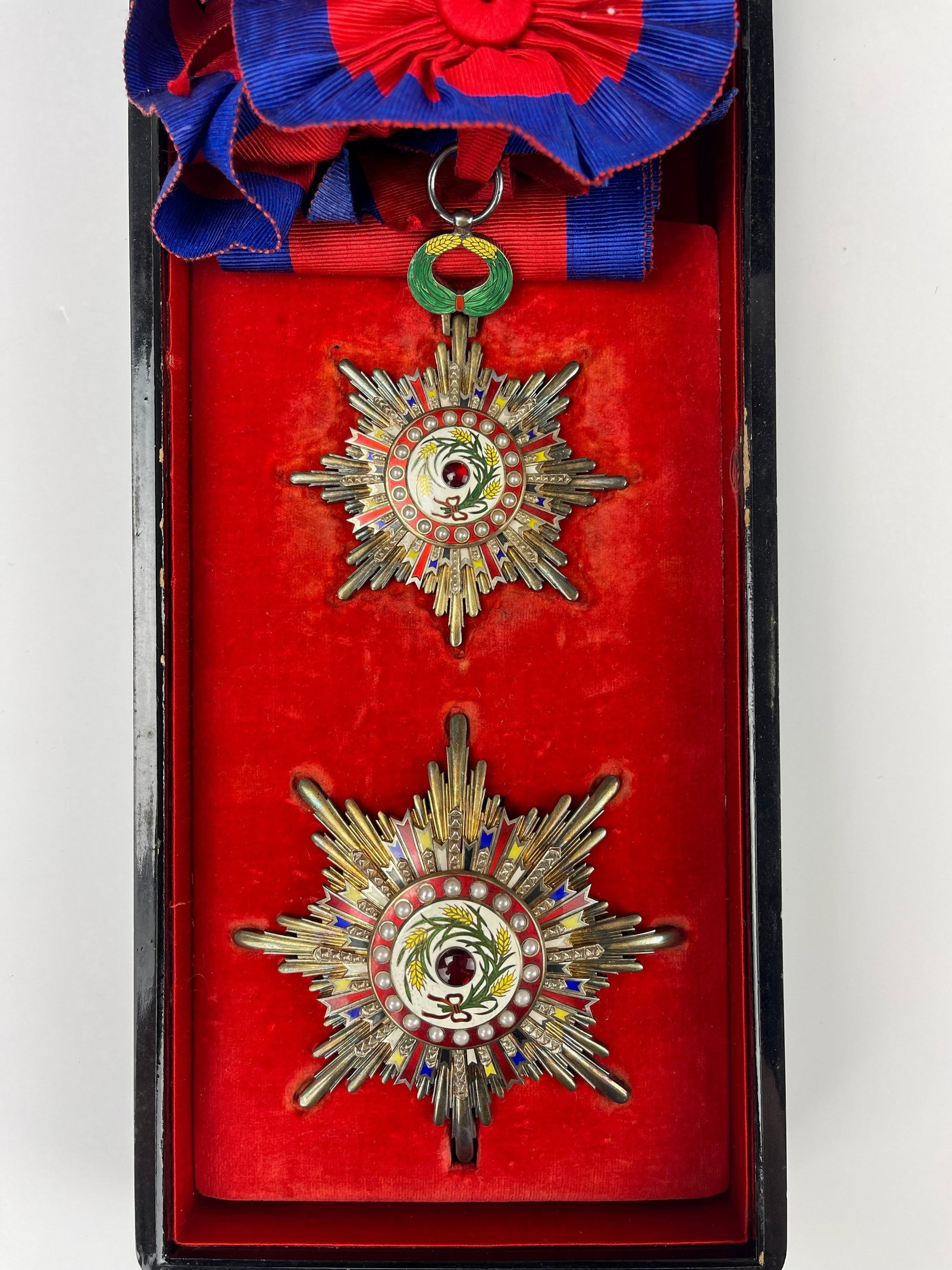 Set of Decoration Medals From Hollington Tong Repiblican Peiod (1 of 11)