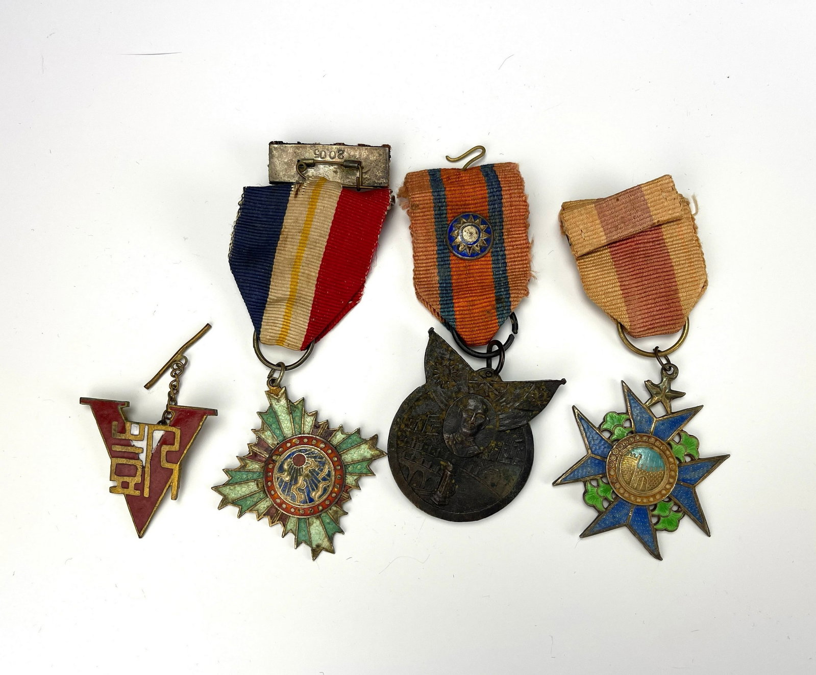 Group of 4 Vintage Chinese Medals (1 of 9)