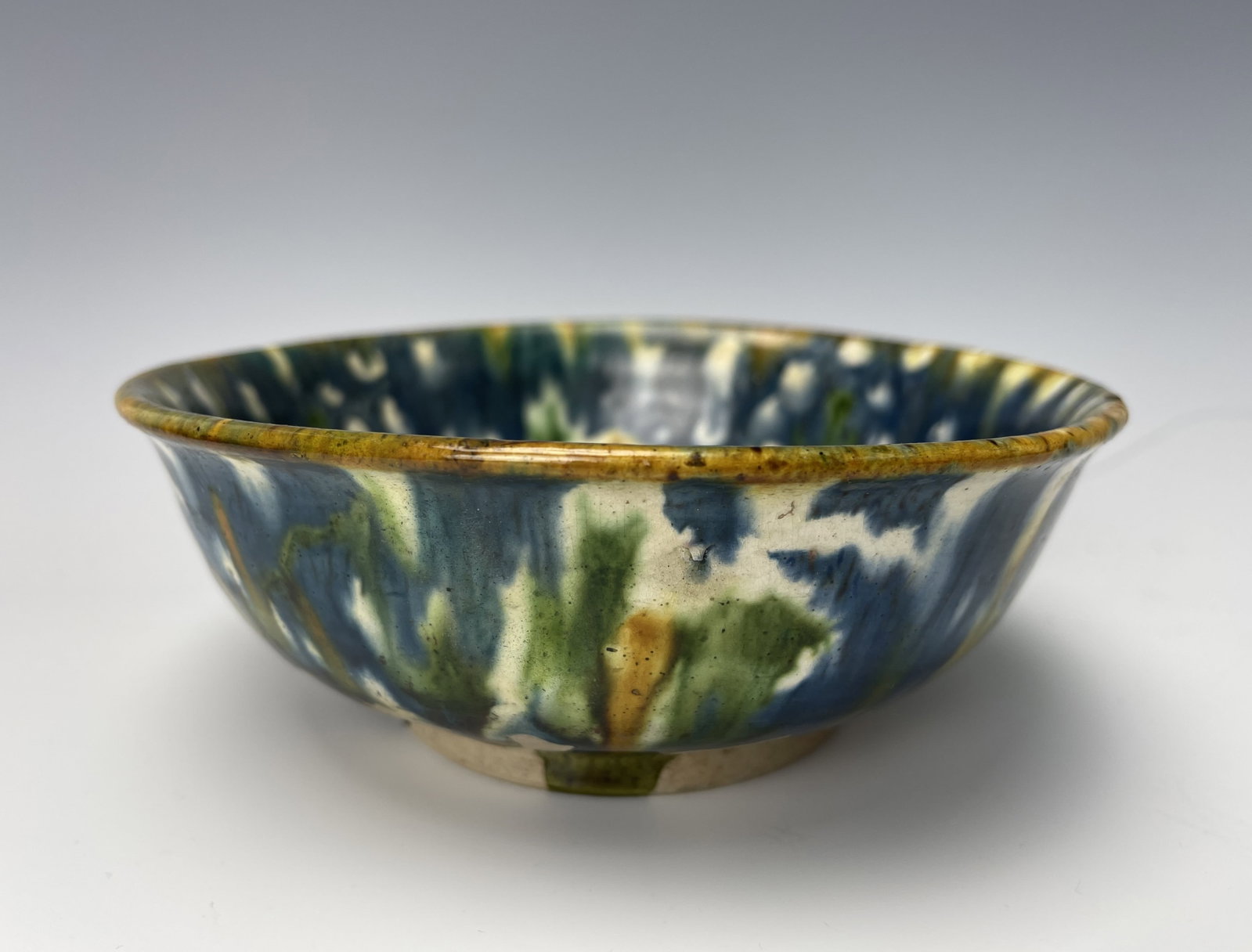 Chinese Sancai Glazed Porcelain Bowl: Chinese Sancai Glazed Porcelain Bowl. D 17 cm(6.6 in.) x H 6.3 cm(2.5 in.), Preview from Aug 24th to 28th from 1:00 PM TO 5:00 PM Eastern Time, Location: 15229 Display Court, Rockville, MD 20850.