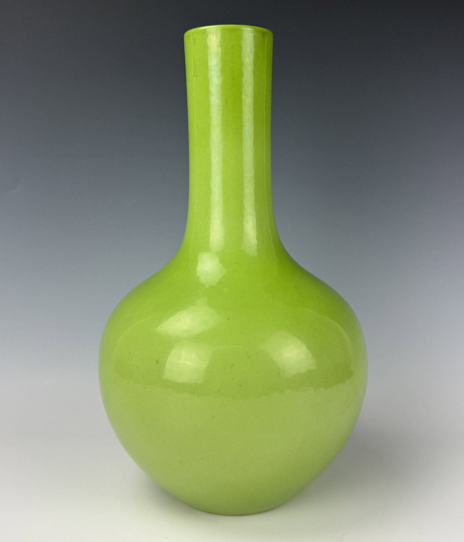 Chinese Apple Green Porcelain Globular Vase Yongzheng Mark (1 of 6)