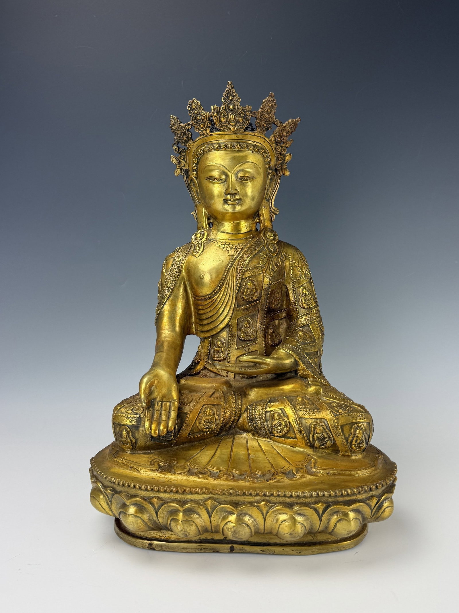 A Large Tibetan Gilt Bronze Buddha Statue (1 of 9)