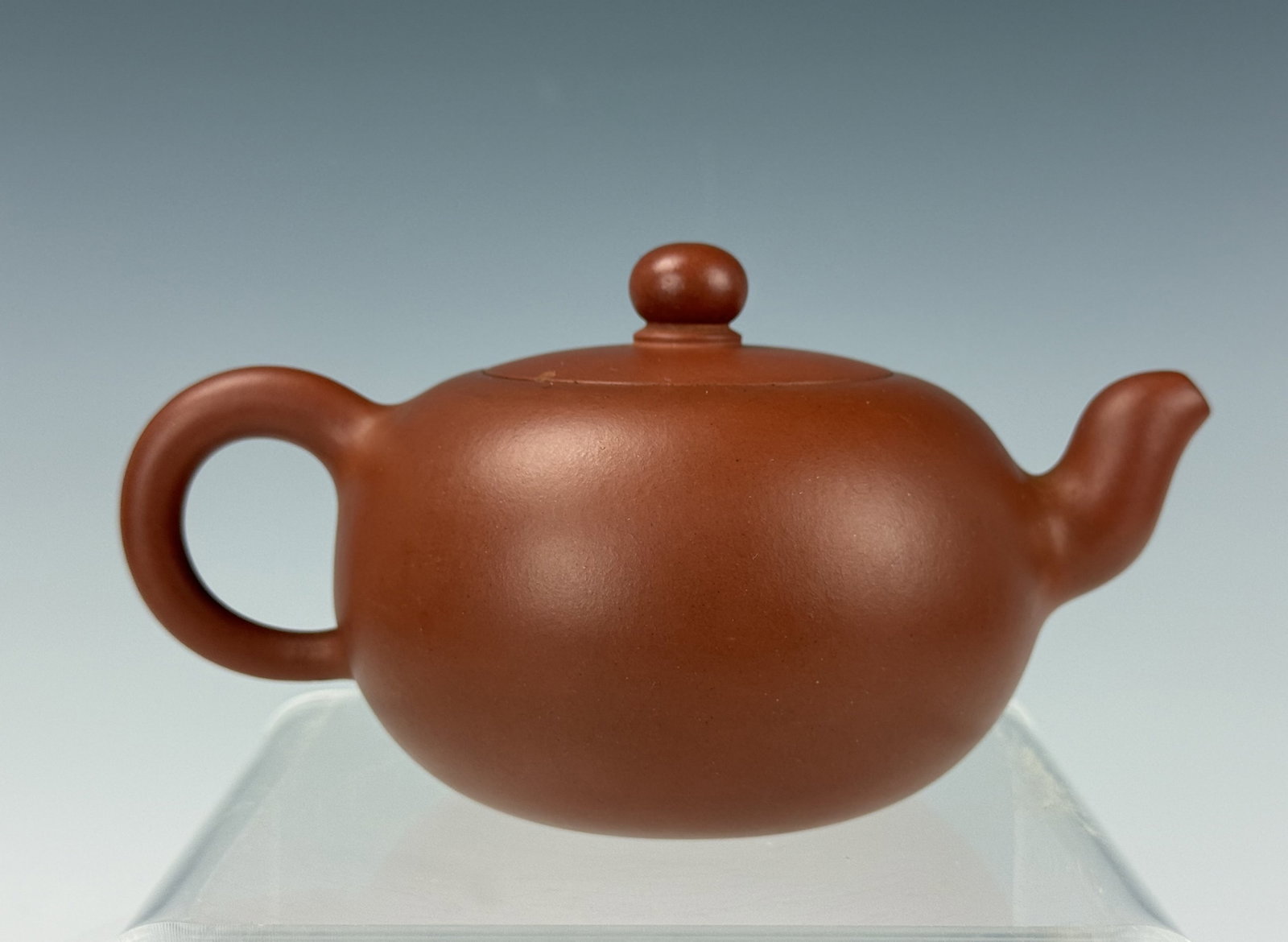 Chinese Yixing Zisha Clay Teapot Fanyongjun Mark: Chinese Yixing Zisha Clay Teapot Fanyongjun Mark. D 10 cm(4 in.) x H 8 cm(3.1 in.). Preview from Aug 24th to 28th from 1:00 PM TO 5:00 PM Eastern Time, Location: 15229 Display Court, Rockville, MD 208