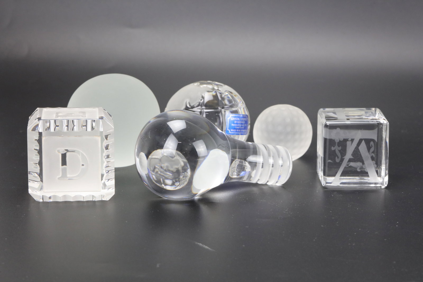 Mixed Lot of Art Glass and Crystal: Mixed Lot of Art Glass and Crystal, Cubes, Spheres, Frosted Orb, Textured Ball and Oversized Bulb?Form Sculpture. The Godinger Germany ball H 5cm(2.5 in.).?Preview from Aug 24th to 28th from 1:00 PM T