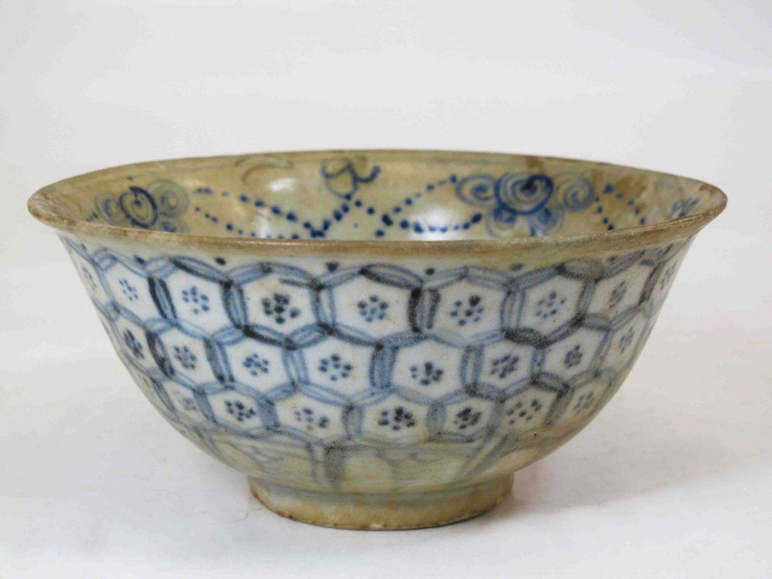 A Chinese 15 Century Blue White Ceramic Bowl (1 of 5)