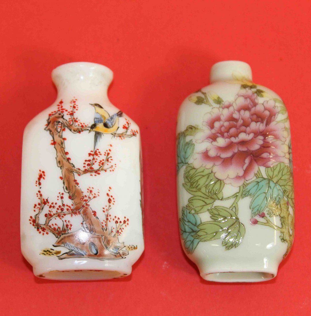 Two Porcelain Snuff Bottle (1 of 4)