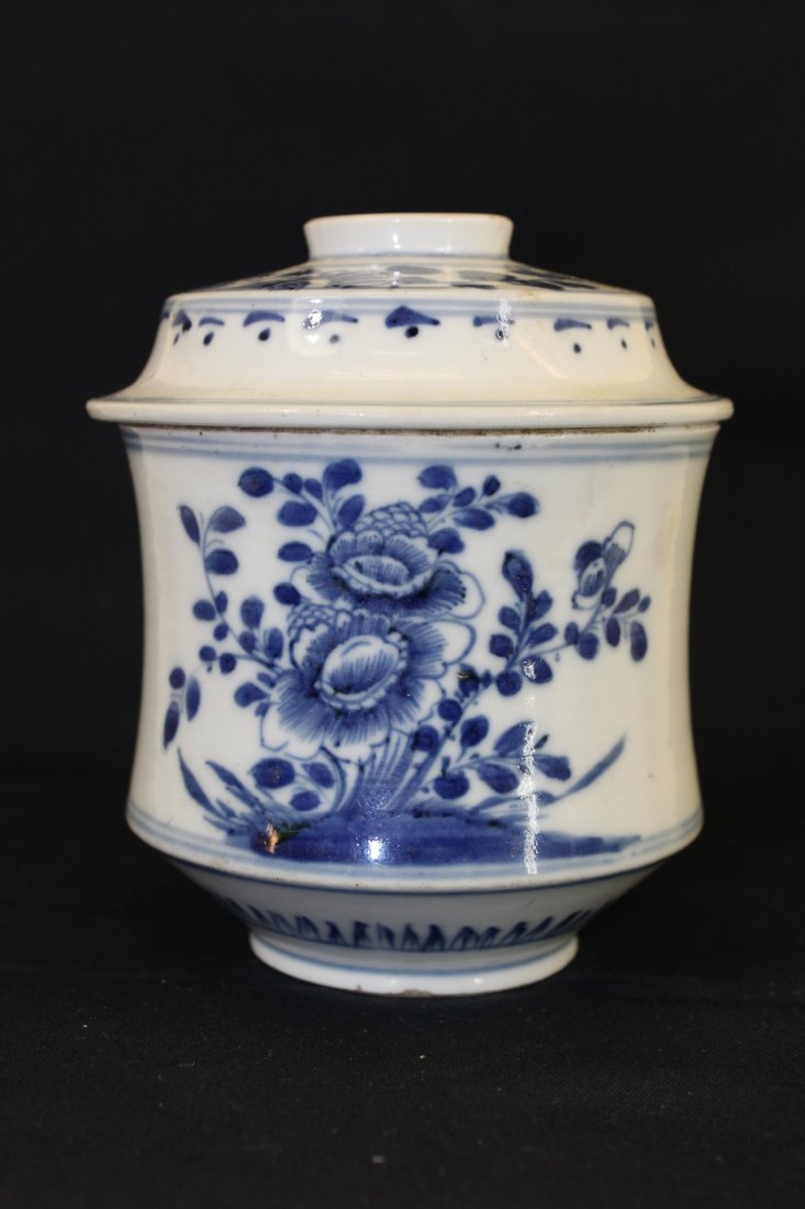 A Chinese Qing Dynasty Blue&White Tea Cup With Cover (1 of 6)