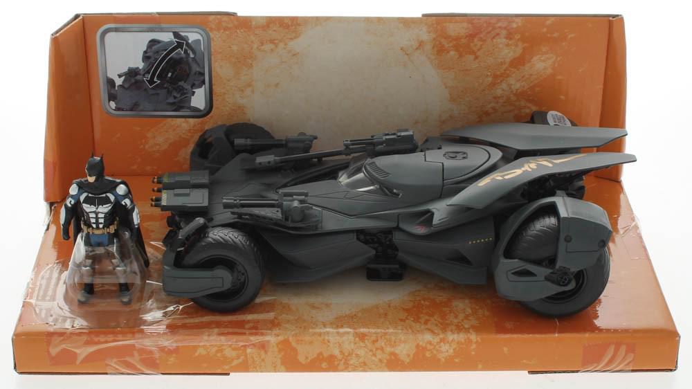 Ben Affleck Signed Batman Justice League Metals Die: Metals Die Cast 1:24 Batmobile has been hand-signed by Ben Affleck (Batman / Bruce Wayne).The lot / autograph(s) includes an official Beckett Authentication Services serially-numbered hologram and mat